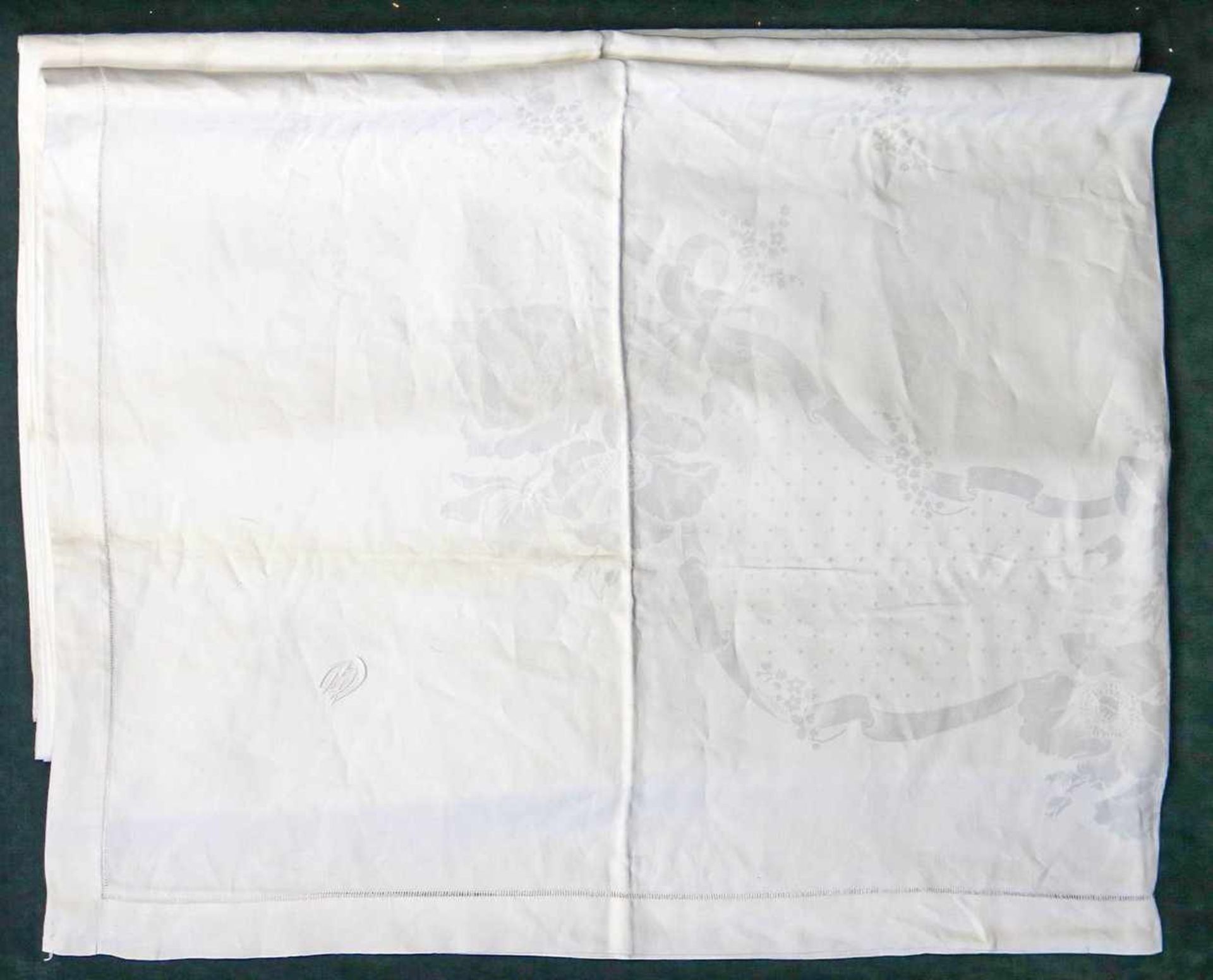 Großes Tafeltuch, weißes HalbleinenMit Hohlsaum. Eingewebte kl. Punkte, in der Mitte Blütenkränze. - Bild 3 aus 3