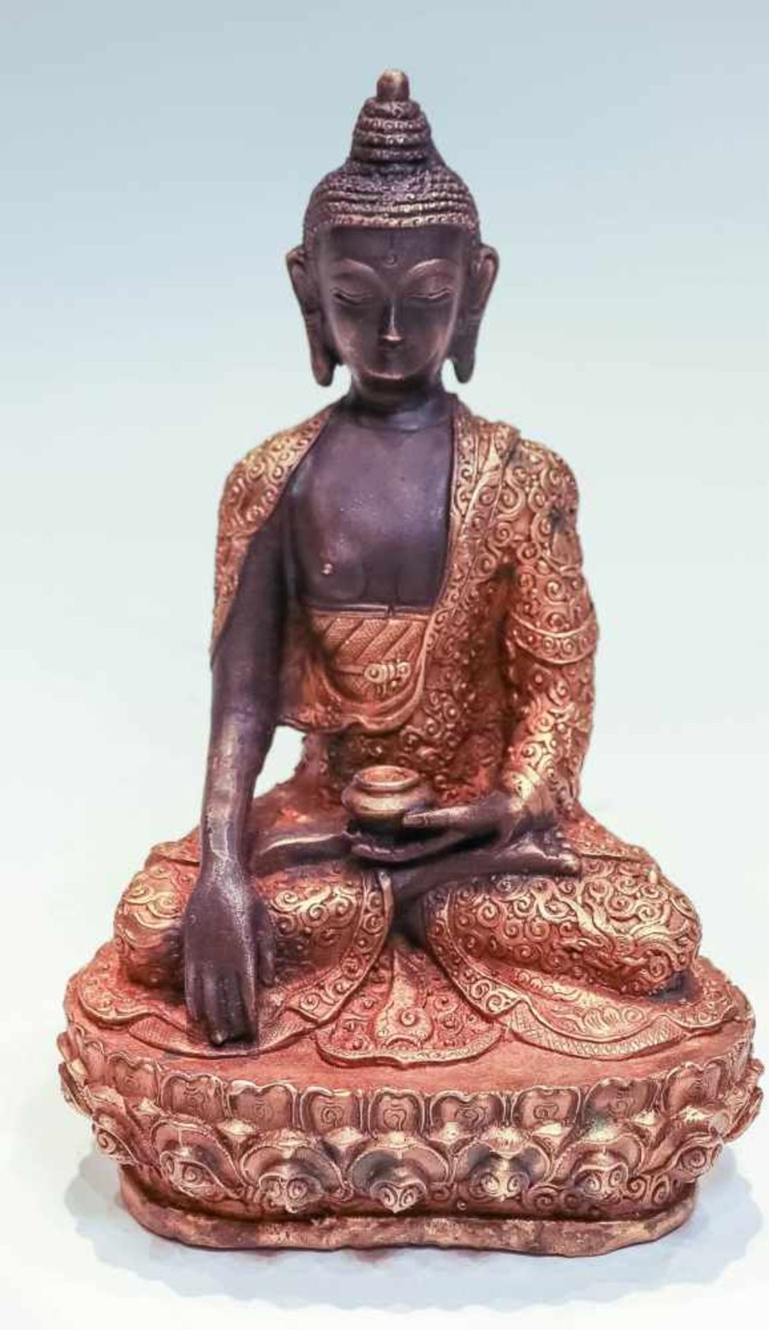 Sitzender BuddhaTibetBronze, dunkel patiniert u. teilw. vergoldet. Auf Lotosthron in reich