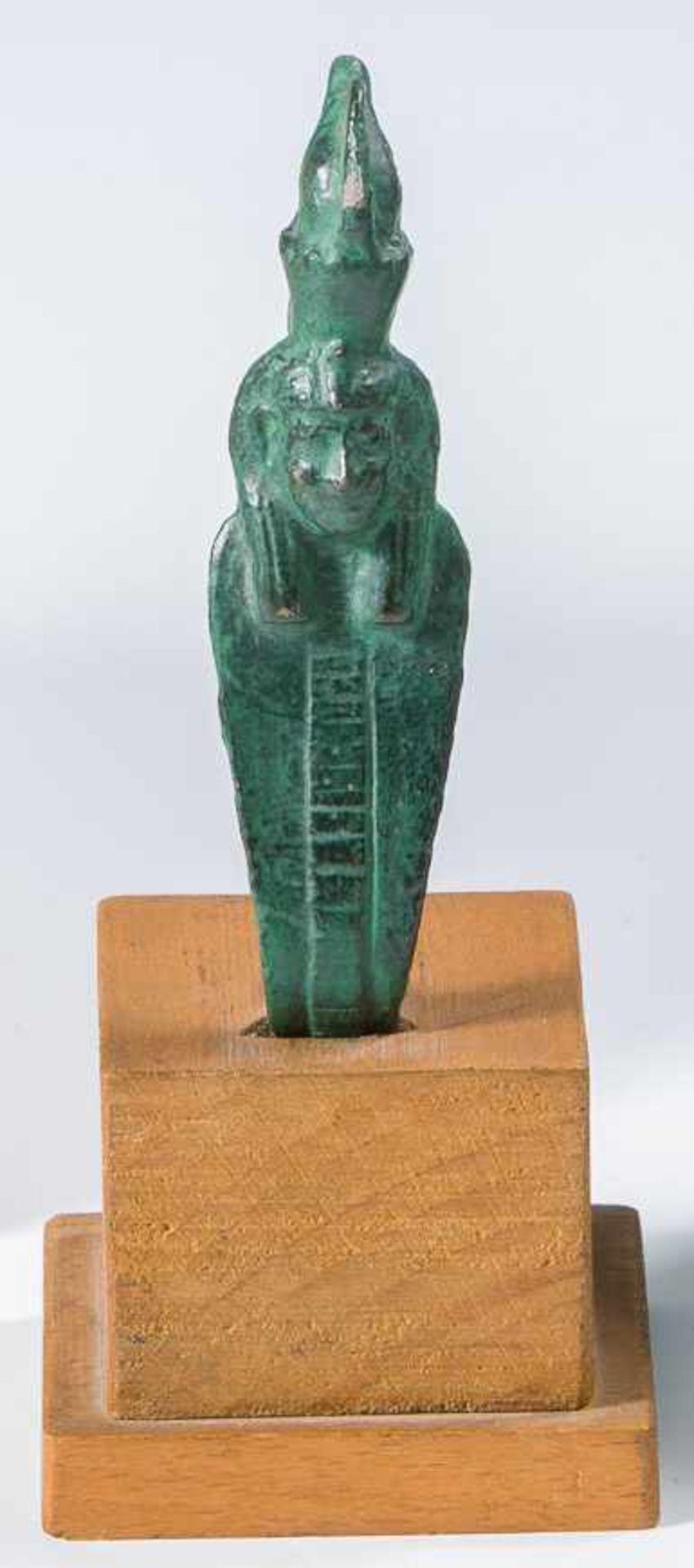 Pharao als UräusschlangeBronze. H. o. S. 8,5 cm. Nachahmung. Und: Skarabäus. Stein. 4x3 cm.