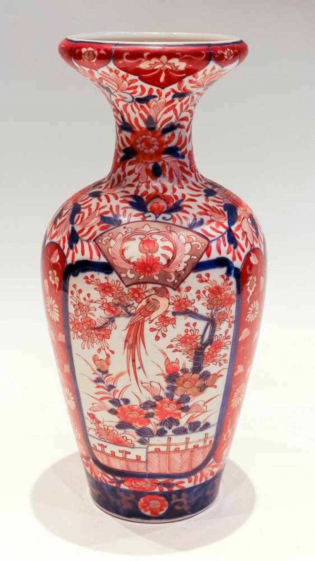 Balusterförmige Vase mit trompetenartiger MündungJapan, ImariIn Unterglasurblau, Rot und Gold bemalt