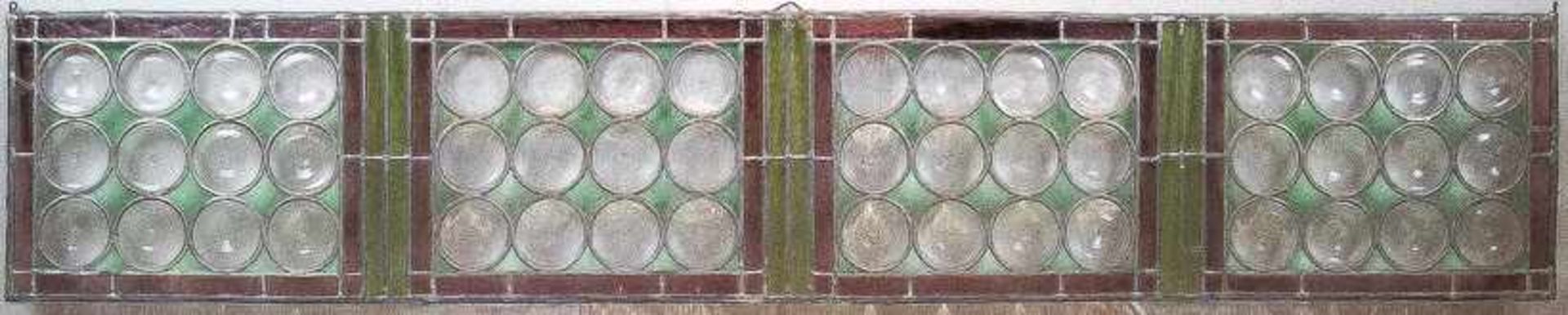 Vierteilige BleiverglasungAneinandergereihte Felder mit Butzenscheiben zwischen waldgrünem Glas bzw.