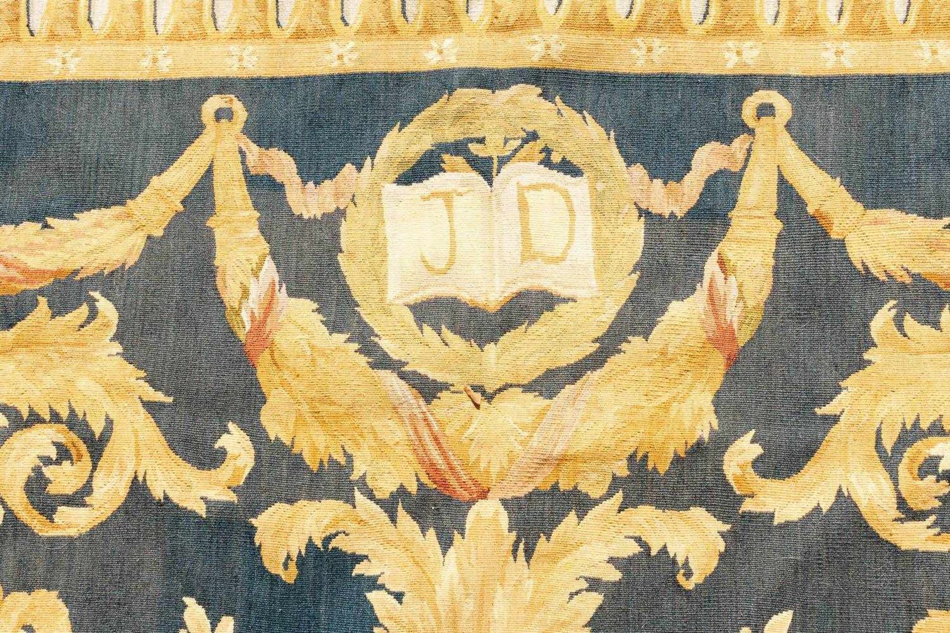 Kl. Aubusson19. Jh.Füllhörner mit Taube in Rosenkranz, unter Ranken-Vasen-Motiv und Kranz- - Bild 2 aus 5