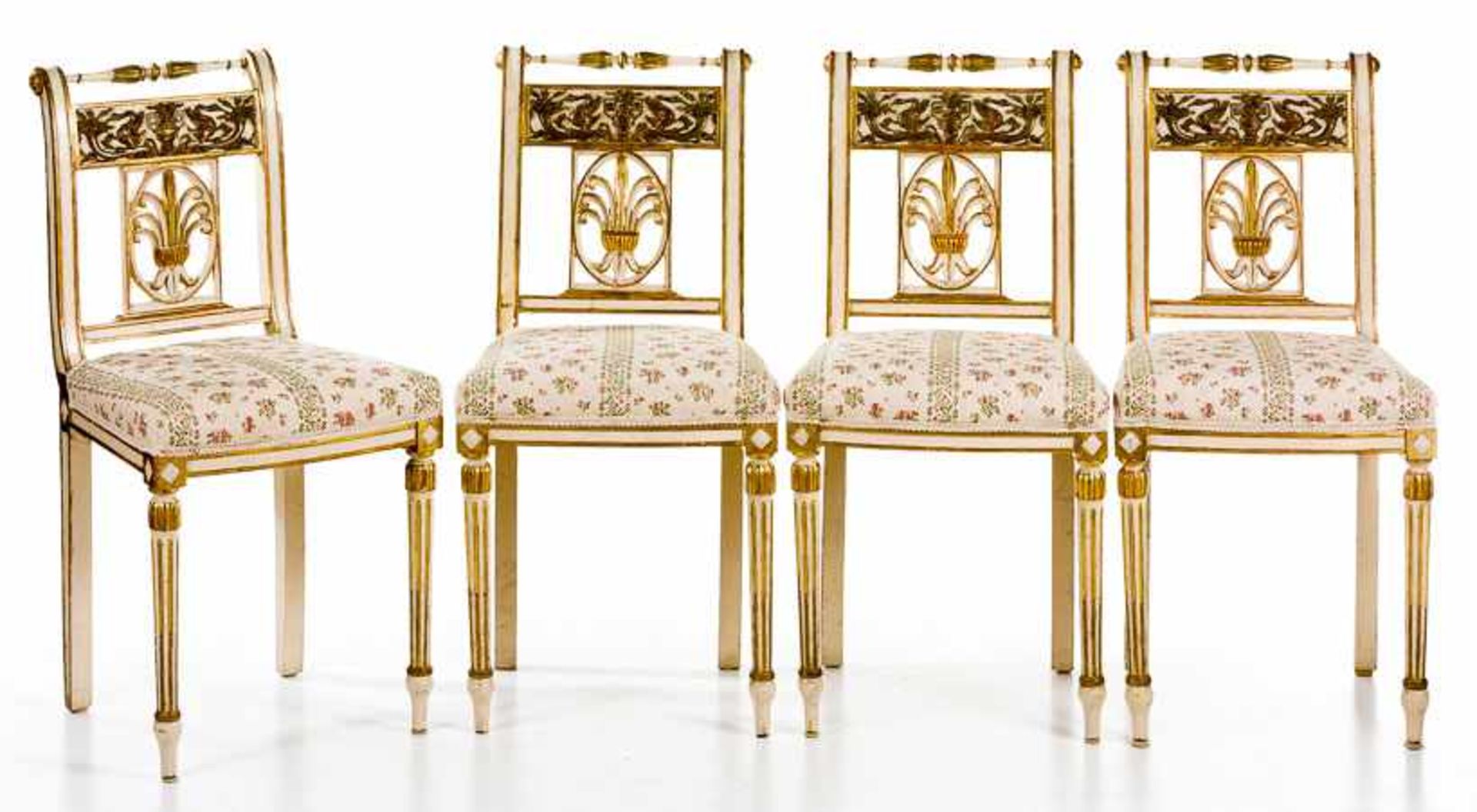 Vier Stühle im gustavianischen StilSchweden, 19. Jh.Holz, farbig gefasst und vergoldet. S-förmig