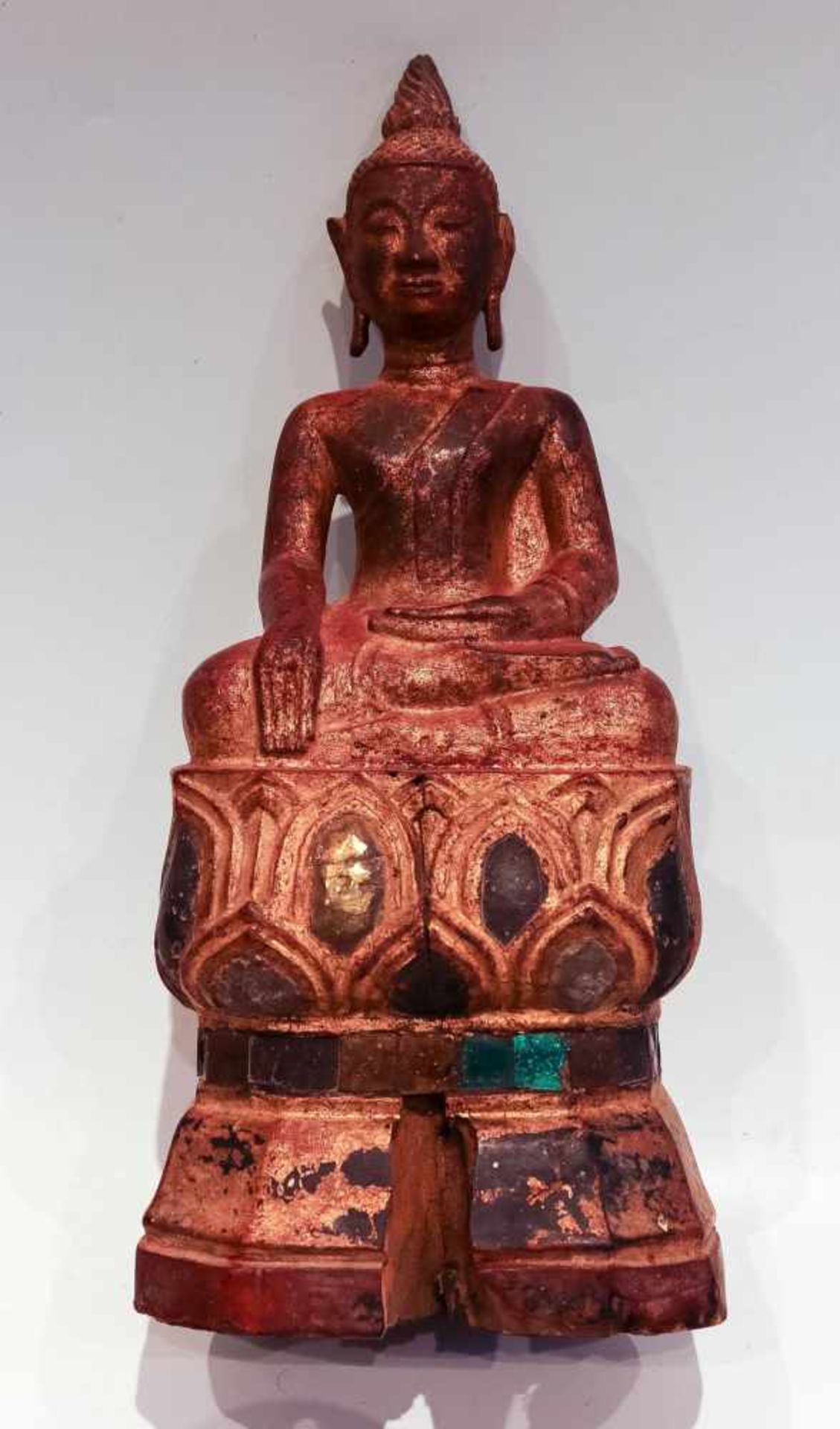 Sitzender Buddha im Gestus der ErdanrufungMyanmar, wohl 19. Jh.Holz, m. Resten v. Vergoldung u.
