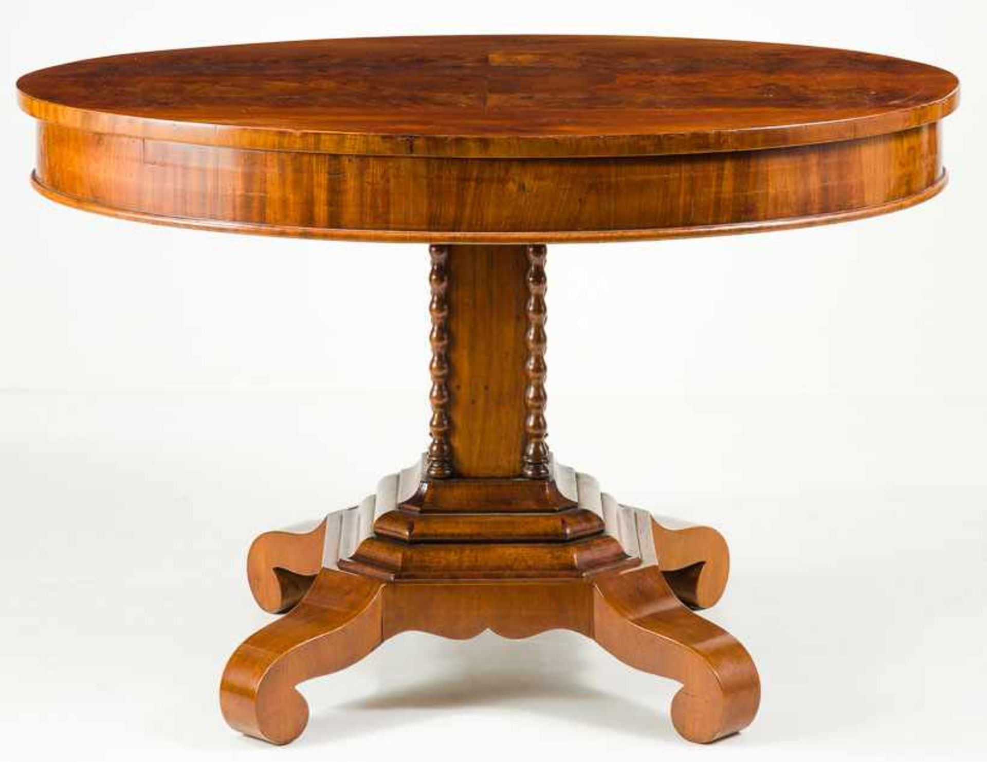 Ovaler Spätbiedermeier-TischNorddeutsch, um 1850Mahagoni. Vorkragende Platte auf breitem