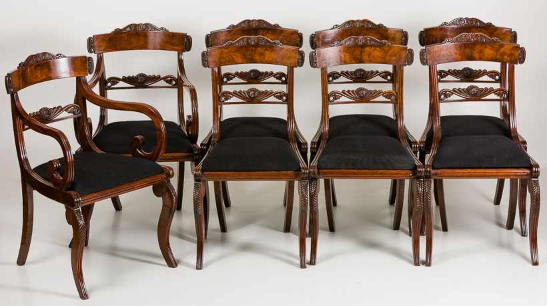Sechs Stühle und zwei ArmlehnstühleBaltikum, um 1830Mahagoni. Ausgeschnittene, gerippte Beine und