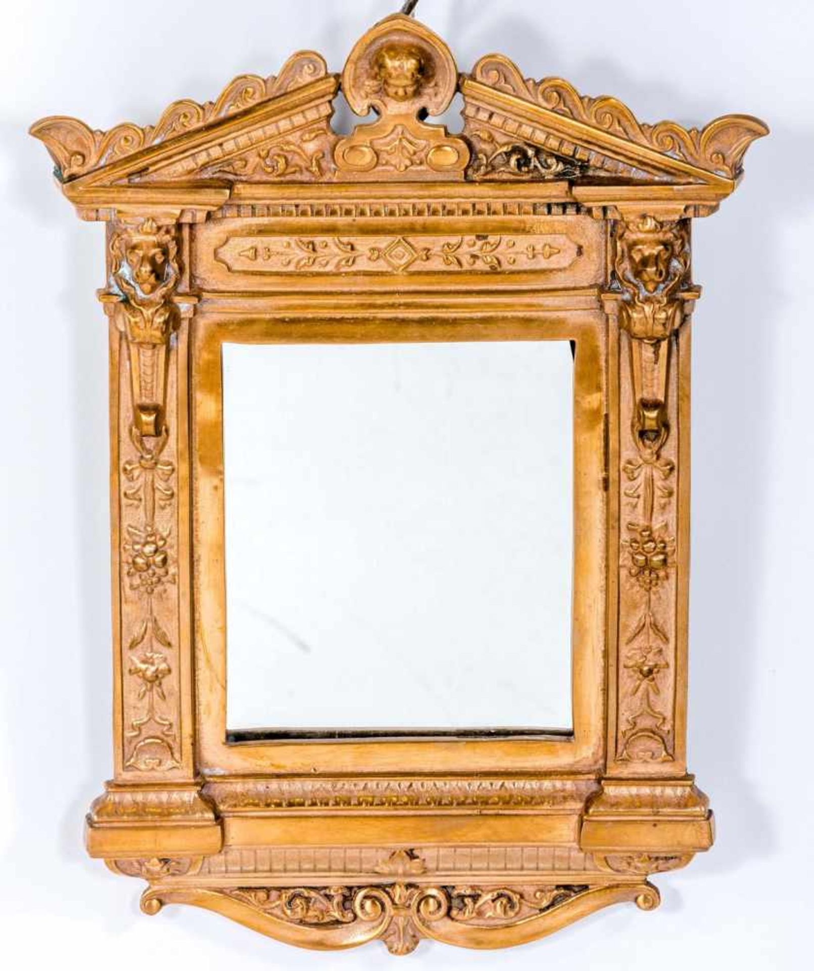 Ein Paar kleine Spiegel im RenaissancestilBronze, vergoldet. Tabernakelrahmen mit Reliefdekor und - Bild 2 aus 2