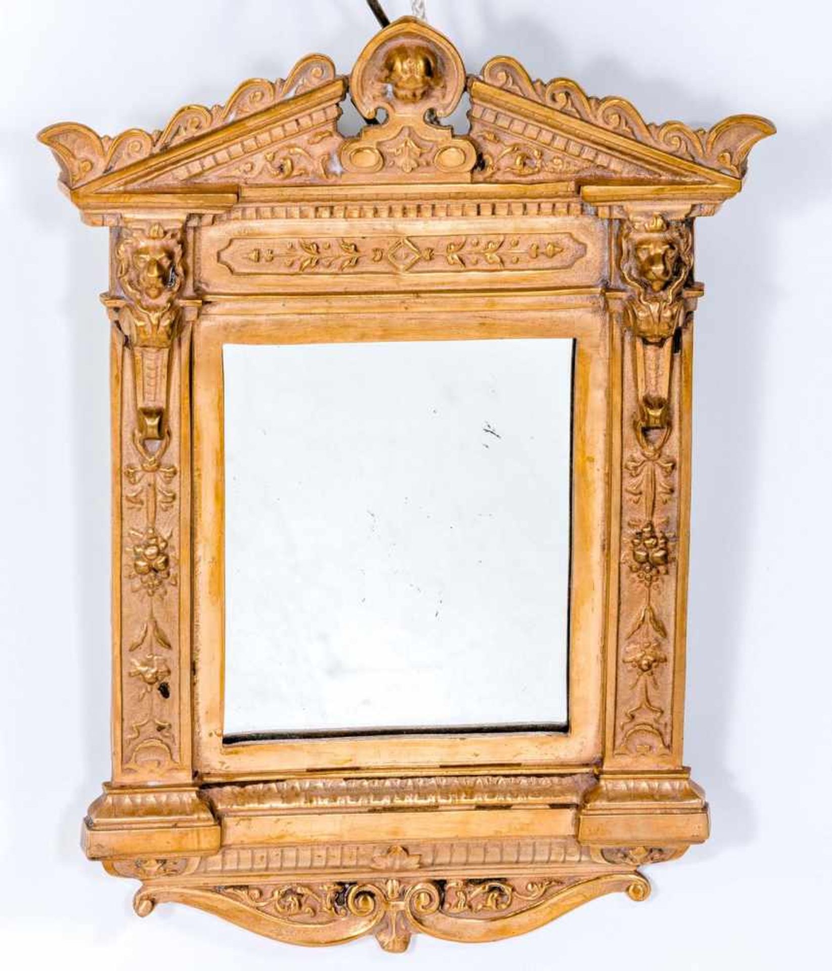 Ein Paar kleine Spiegel im RenaissancestilBronze, vergoldet. Tabernakelrahmen mit Reliefdekor und