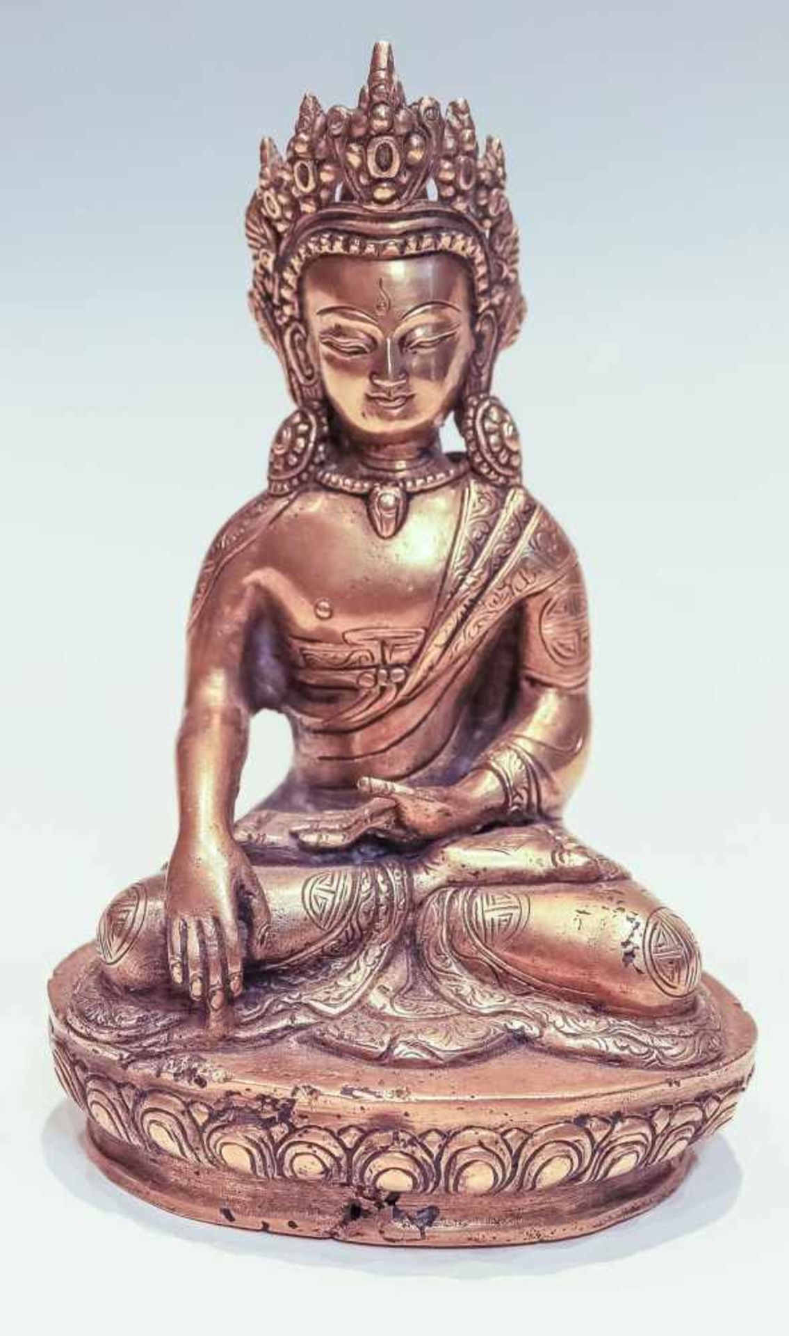 Sitzender Buddha m. fünffach gezackter KroneTibetBronze. Auf Lotossockel, m. der rechten Hand zur