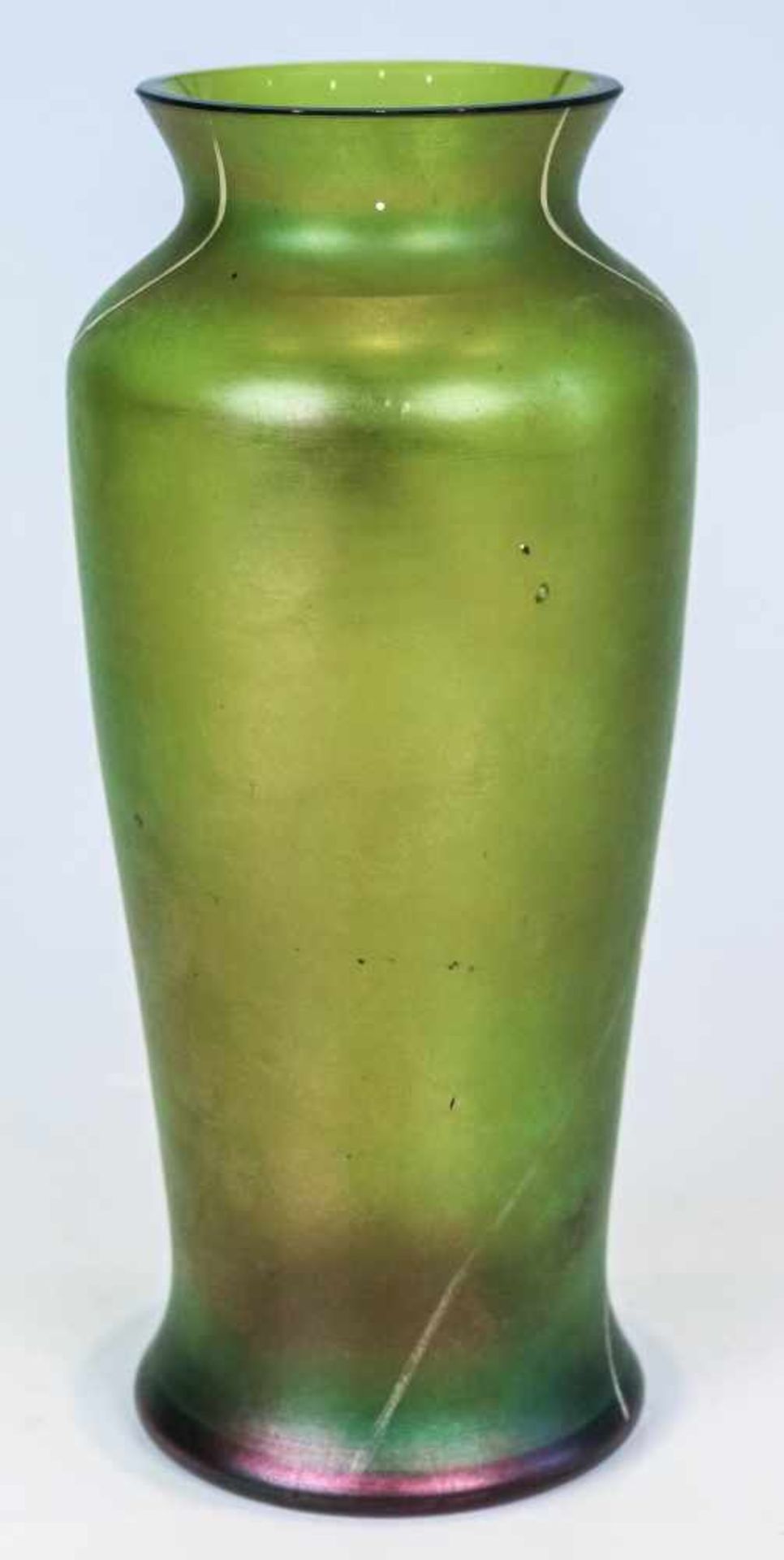 BalustervaseBöhmen oder Bayerischer Wald, um 1900Grünes Glas, irisiert. In Weißemail und Gold - Bild 2 aus 3
