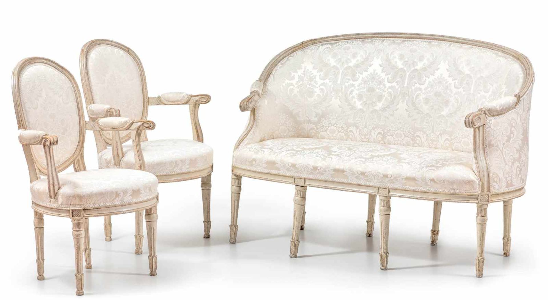 Louis-XVI-Sitzgarniturwohl 18. Jh. Holz, grau gefasst. Sitzbank und zwei passende Armlehnstühle.
