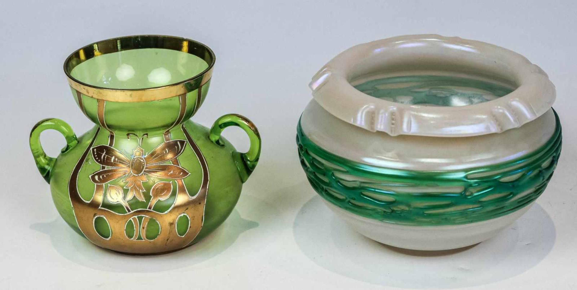Niedrige Bechervase und DoppelhenkelvaseBöhmen, um 1900/10a) Farbloses, opalweiß unterfangenes Glas,