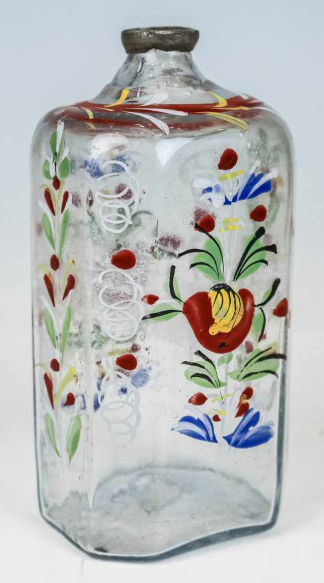 Schnapsflasche mit EmailmalereiIsergebirge, um 1760Farbloses, partiell getrübtes Glas. Gewölbter