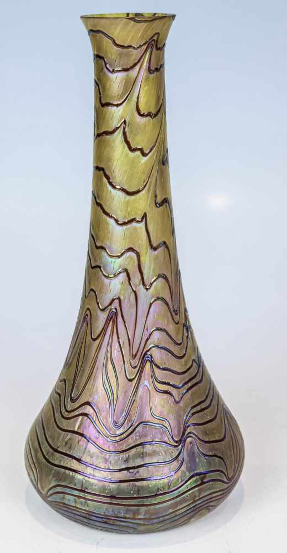 KeulenvaseBöhmen, um 1900/10Farbloses Glas mit dicht eingearbeiteten Silbergelbkröseln,
