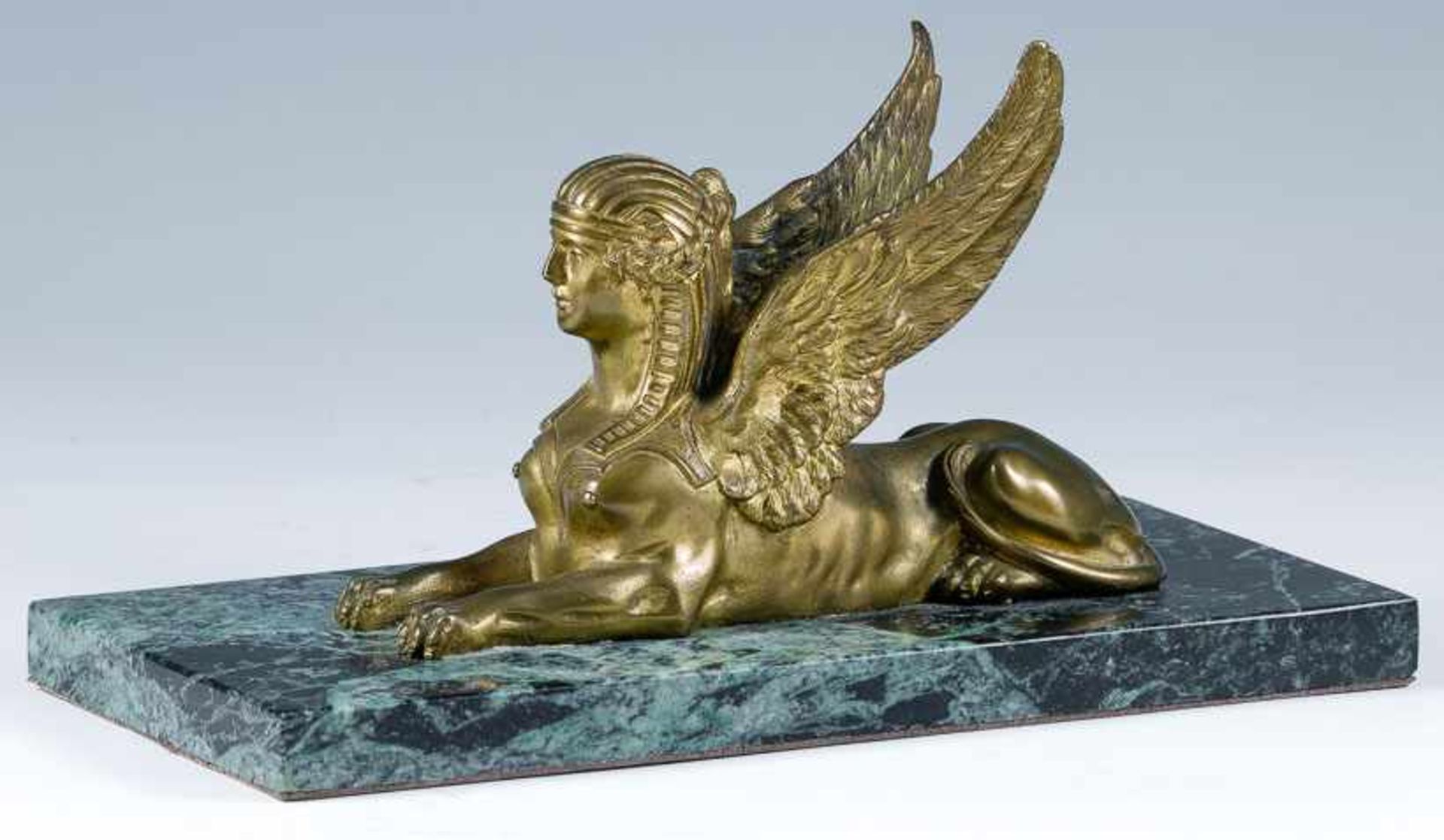 Ruhende geflügelte SphinxFrankreich, 19. Jh.Weibliches Tier mit Löwenkorpus. Bronze, vergoldet.