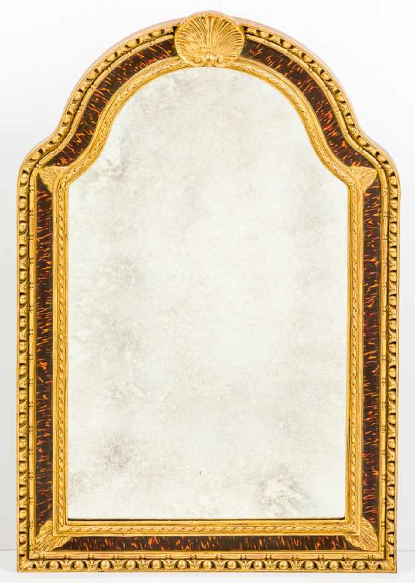 SpiegelHolz mit Stuck, partiell vergoldet. Der Rahmen in eingezogener Rundbogenform mit Schildpatt-
