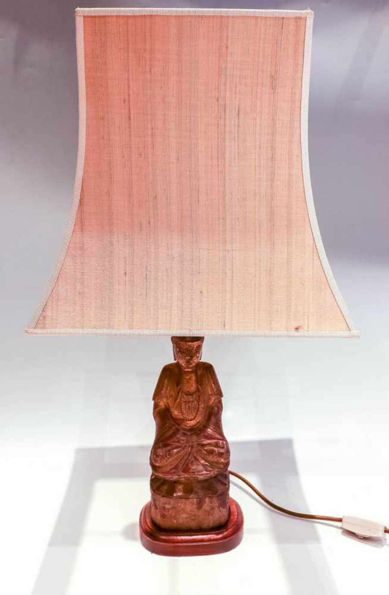 Zweiflammige Tischlampe mit sitzendem BuddhaDie Holzfigur m. (besch.) Goldlacküberzug im Gestus