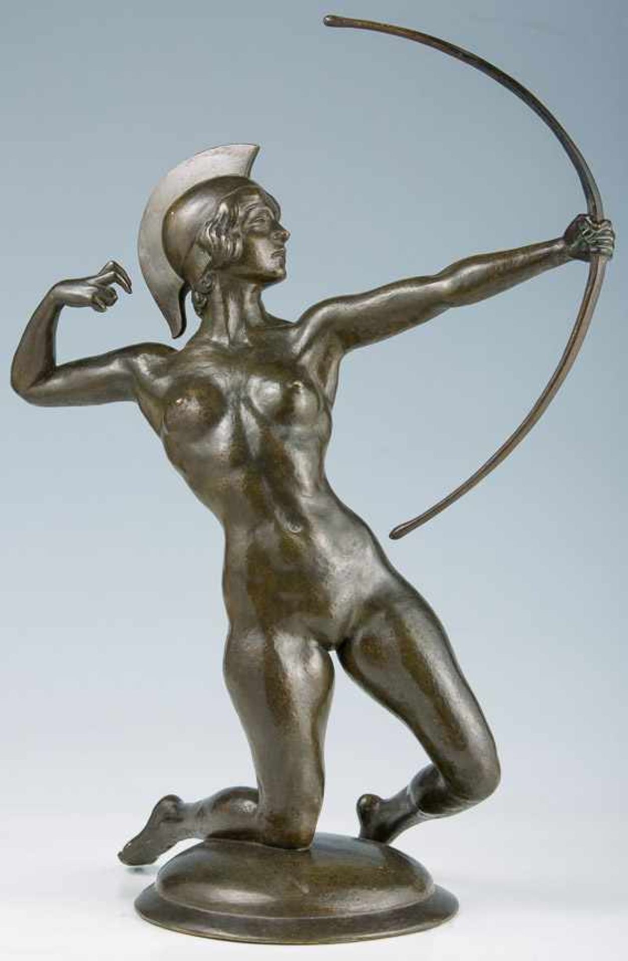 Fenn (Deutschland, um 1910)BogenschießerinAktfigur mit Helm. Bronze, dunkel patiniert. Sign. H. 55