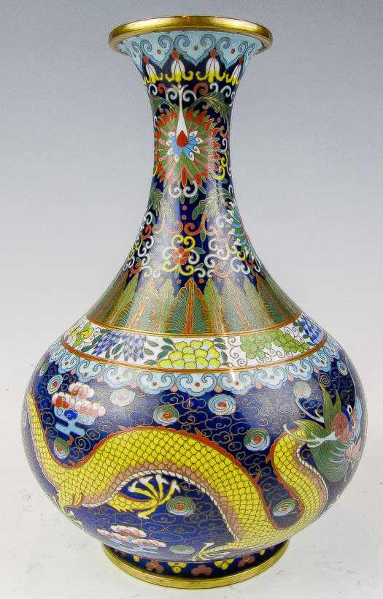 Bauchige Vase mit trompetenförmiger MündungChinaCloisonné. Gewundenes Drachenpaar mit Perle,