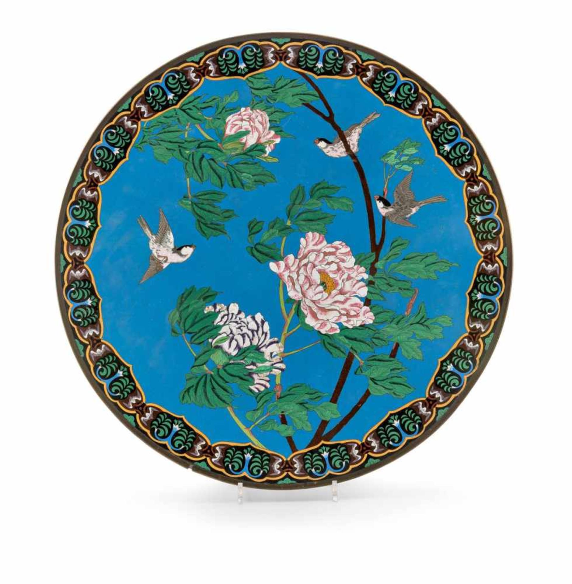 Gr. Cloisonné-PlatteJapan, 19. Jh.Im Spiegel blühende Pflanzen u. Vögel auf hellblauem Grund.