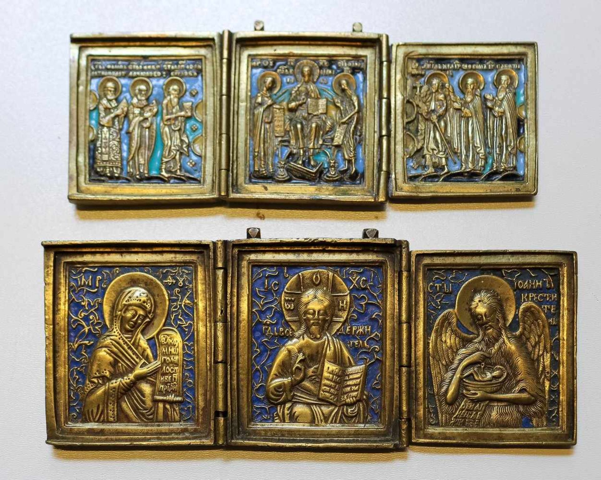 Zwei Bronze-TriptychenRusslandEinlagen aus hell- u. dunkelblauem Email. a) Deesis. 7,5× ges. 19