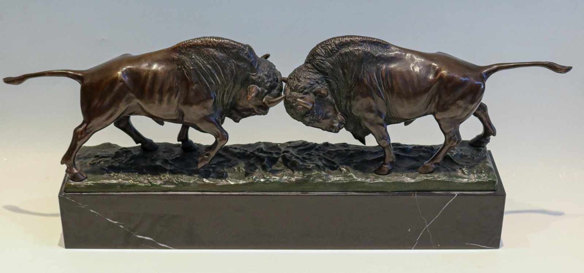 Zwei kämpfende Bisonsauf rechteckigem Marmorsockel. Bronzekunstguss. Sign. Peder Jensen. 23×63×11