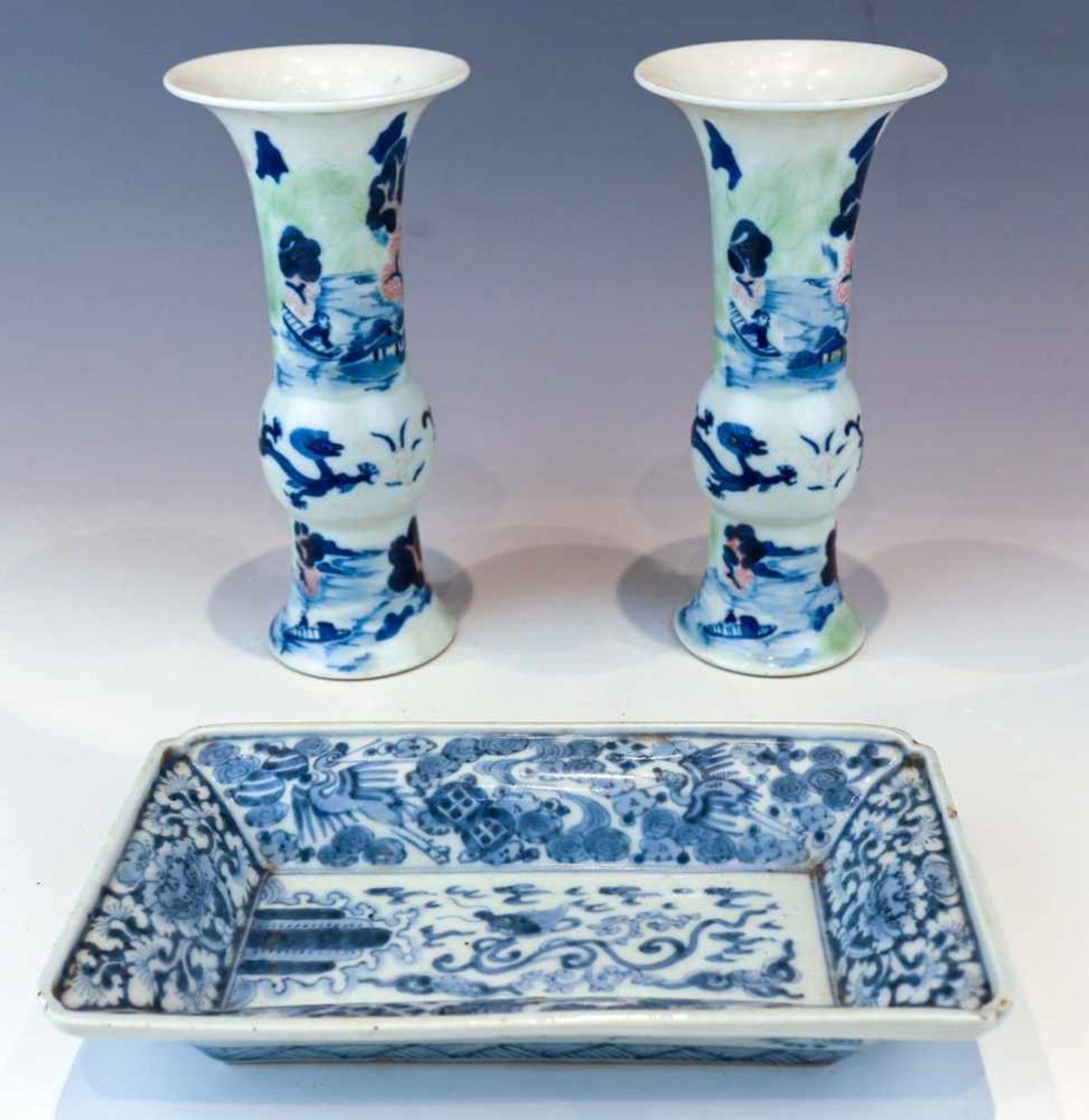 Ein Paar kl. Vasen in gu-FormChinaPorzellan. Bemalt in Unterglasurblau und wenig Eisenrot mit