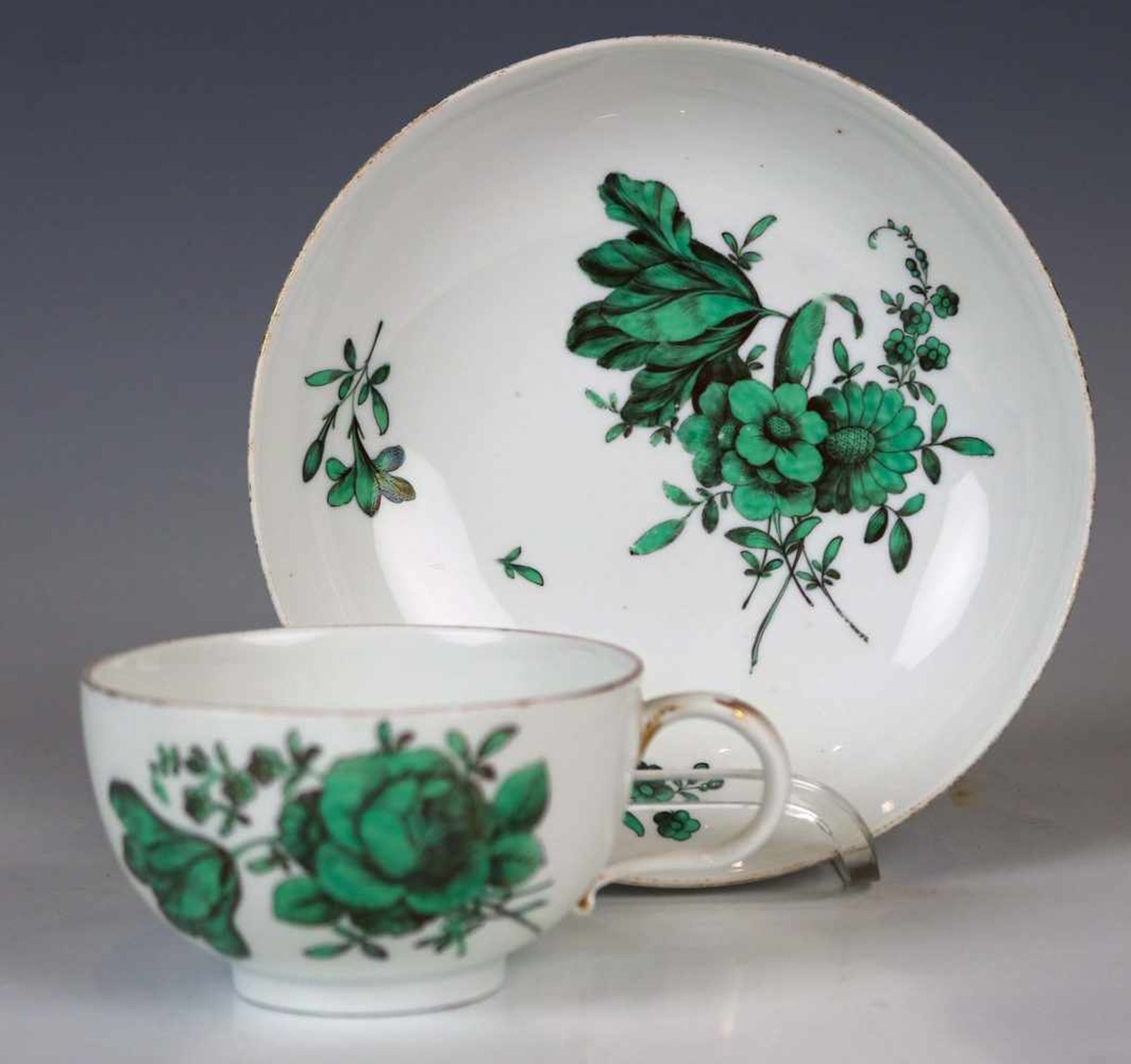Tasse und Untertasse mit grünen BlumenMeissen, um 1774/1814Koppchenform mit C-Henkel. Auf Tasse