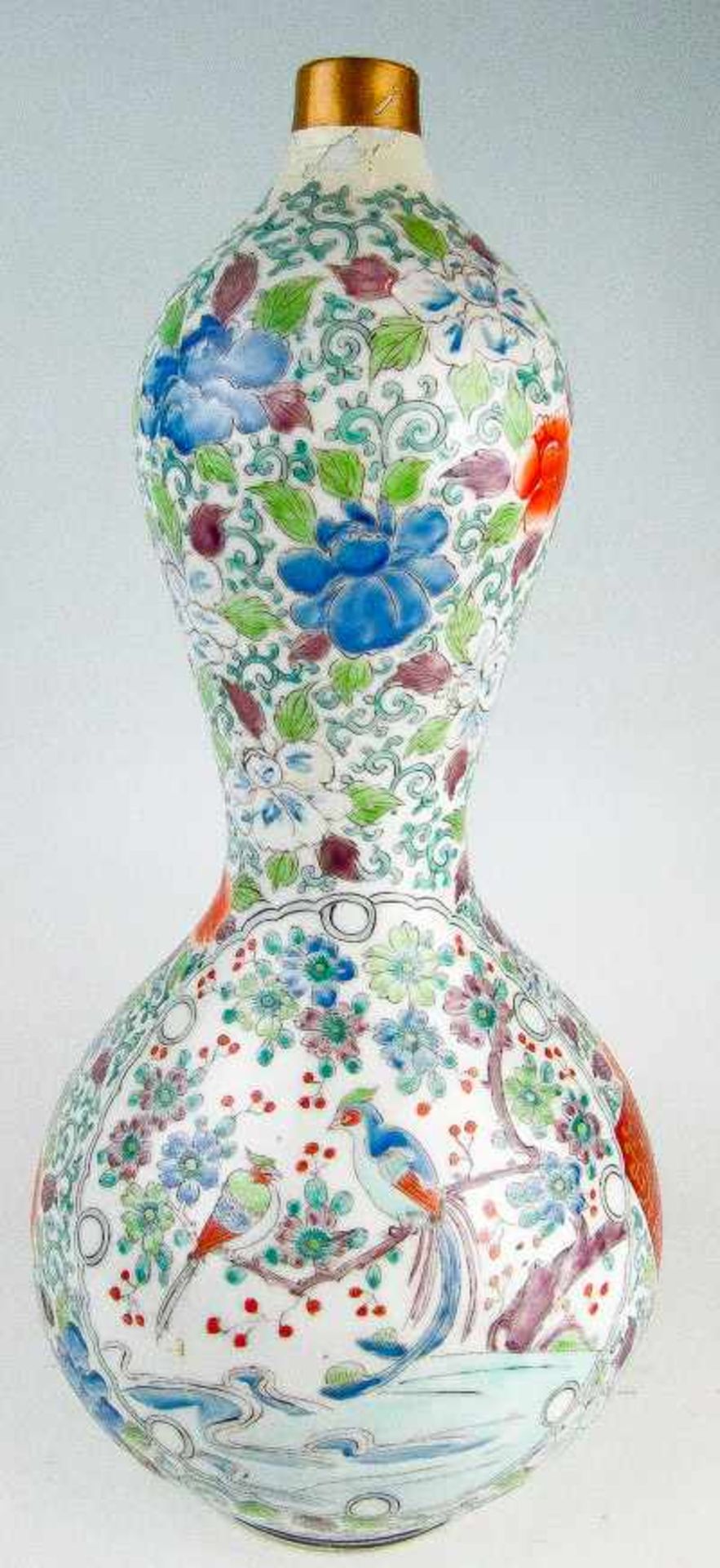 Vase in KalebassenformJapanPorzellan. Bemalt in Emailfarben, Eisenrot und Gold. Paradiesvogelpaar,