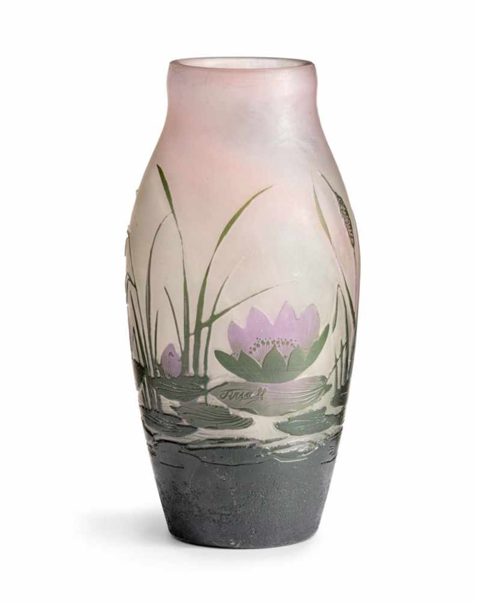 Vase mit SeerosenLausitzer Glaswerke, Weißwasser, um 1925Farbloses Glas, partiell zartrosa