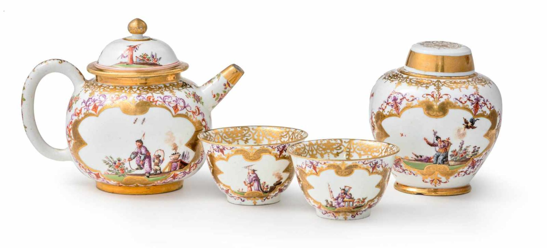 Teekanne, Teedose und zwei Koppchen mit bunten ChinoiserienMeissen, der Dekor von Johann Gregorius