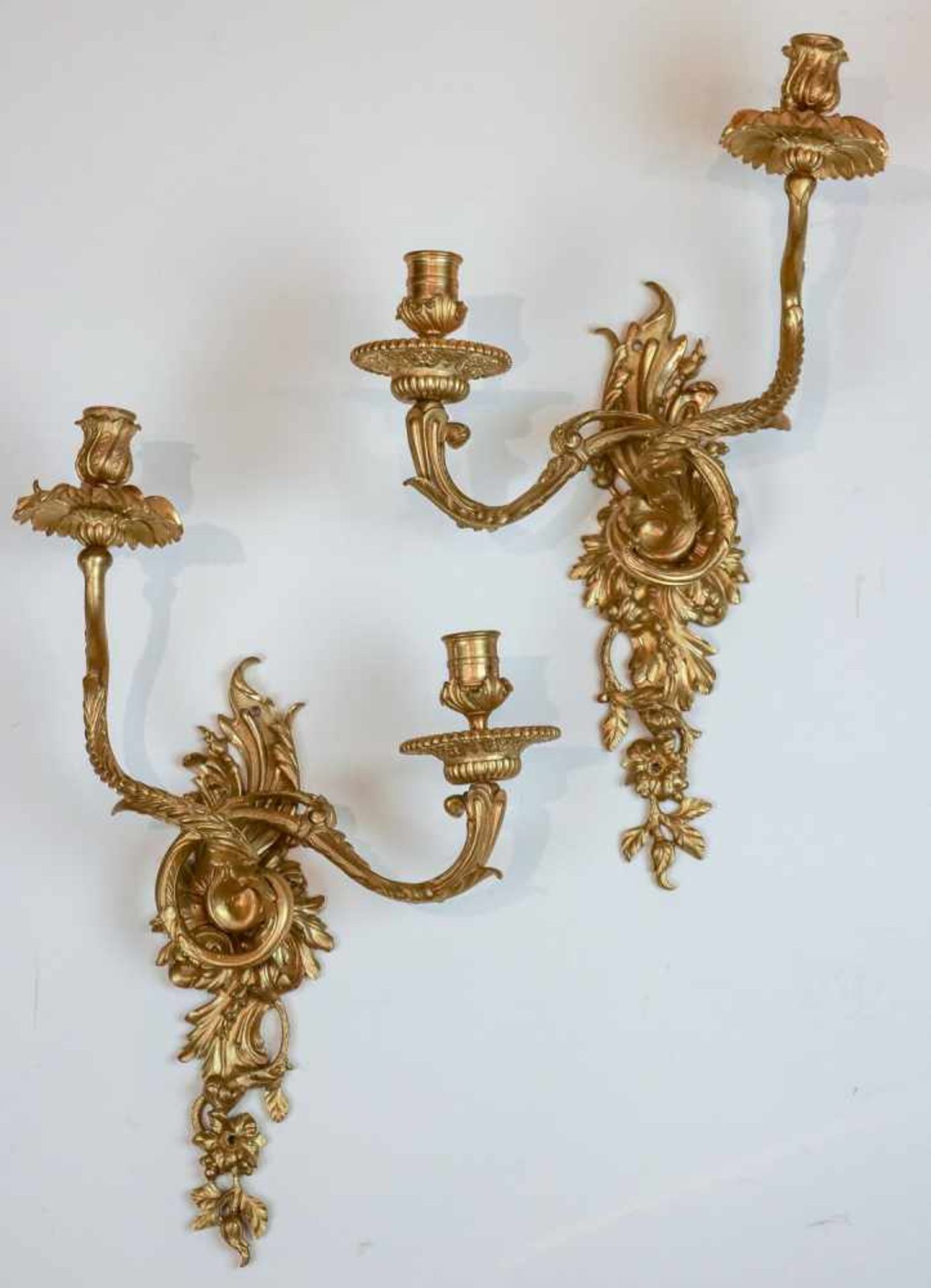 Ein Paar Appliken im Louis-XV-Stil Bronze, vergoldet. Schlanke, durchbrochene Wandvorlage in