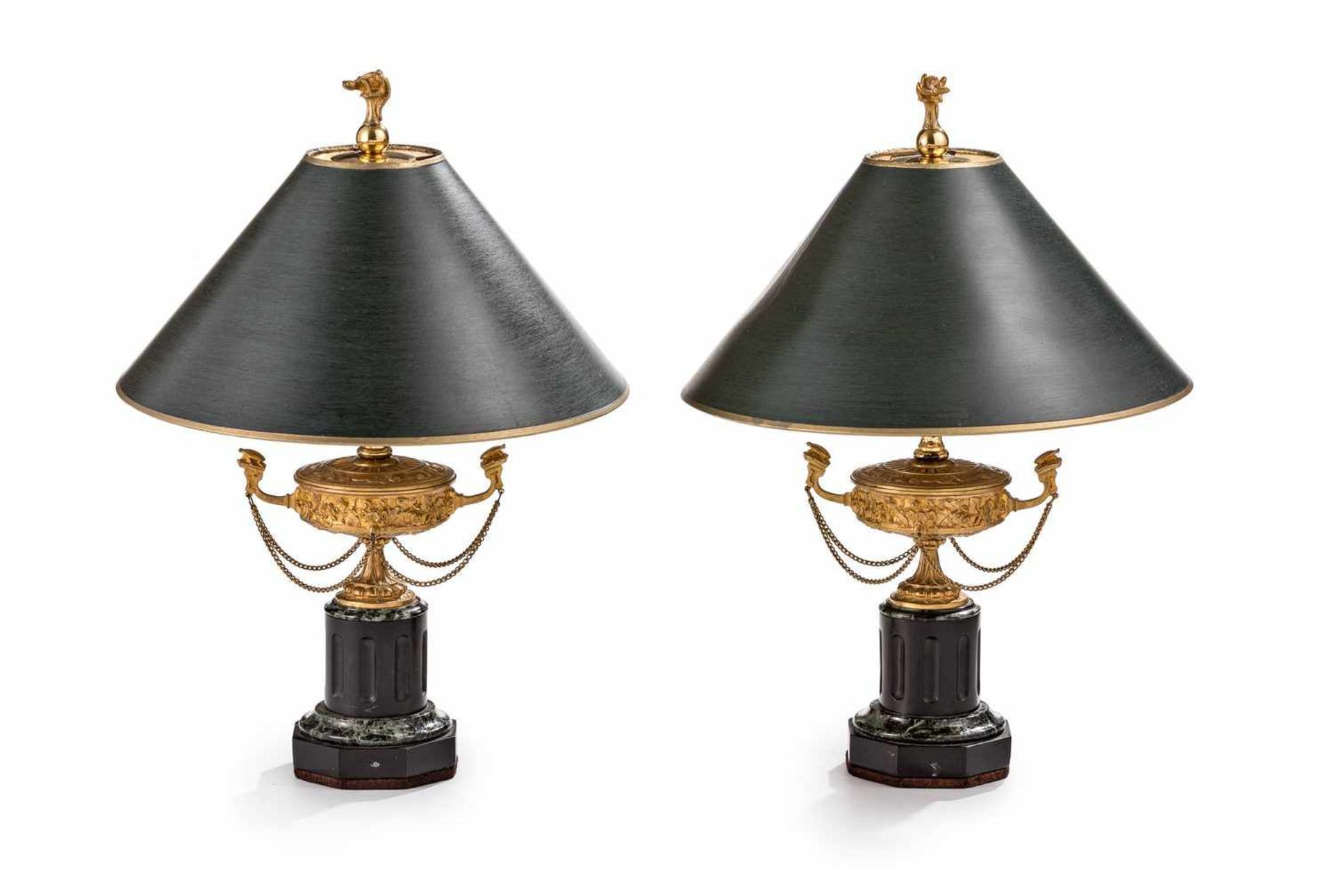 Ein Paar Lampenfüße in Form von Öllampen im klassizistischen StilBronze, vergoldet, schwarzer und