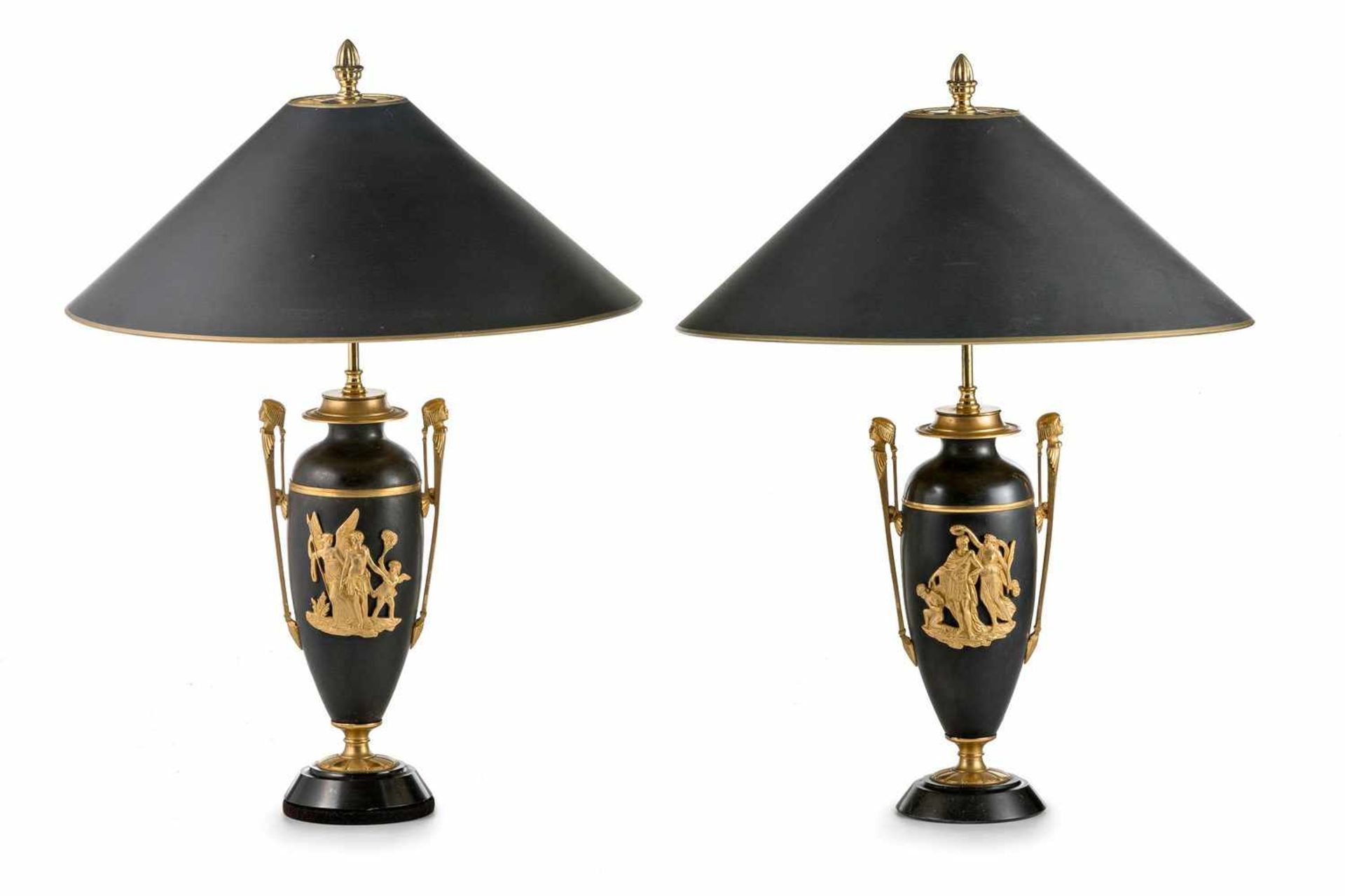Ein Paar Vasenlampen im EmpirestilMetall patiniert, Bronze vergoldet. Auf flachem Marmorstand der
