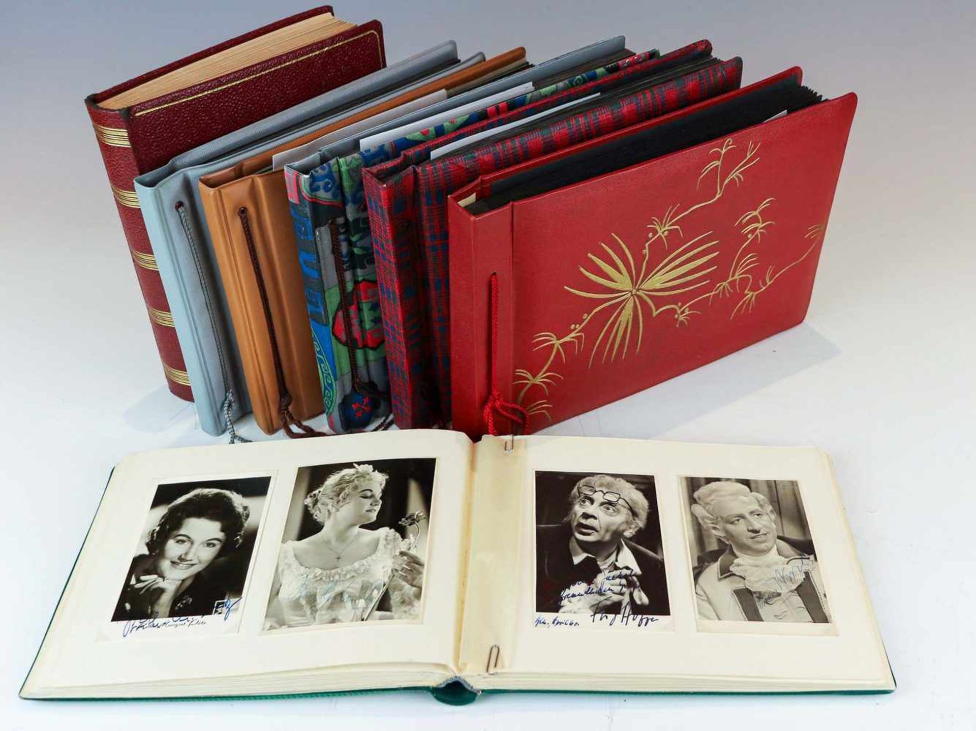 Sammlung von ca. 450 Autogrammpostkartenum 1957-1971Porträts, Bühnenszenen und Fotografien (davon