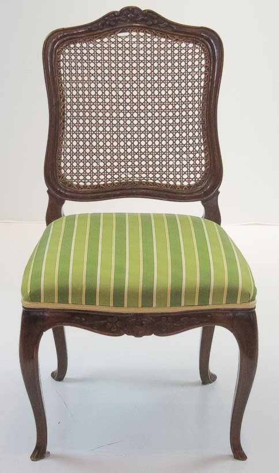Stuhl im Barockstilum 1840Buche. Leicht geschweiftes Gestell mit begleitenden Profilen und