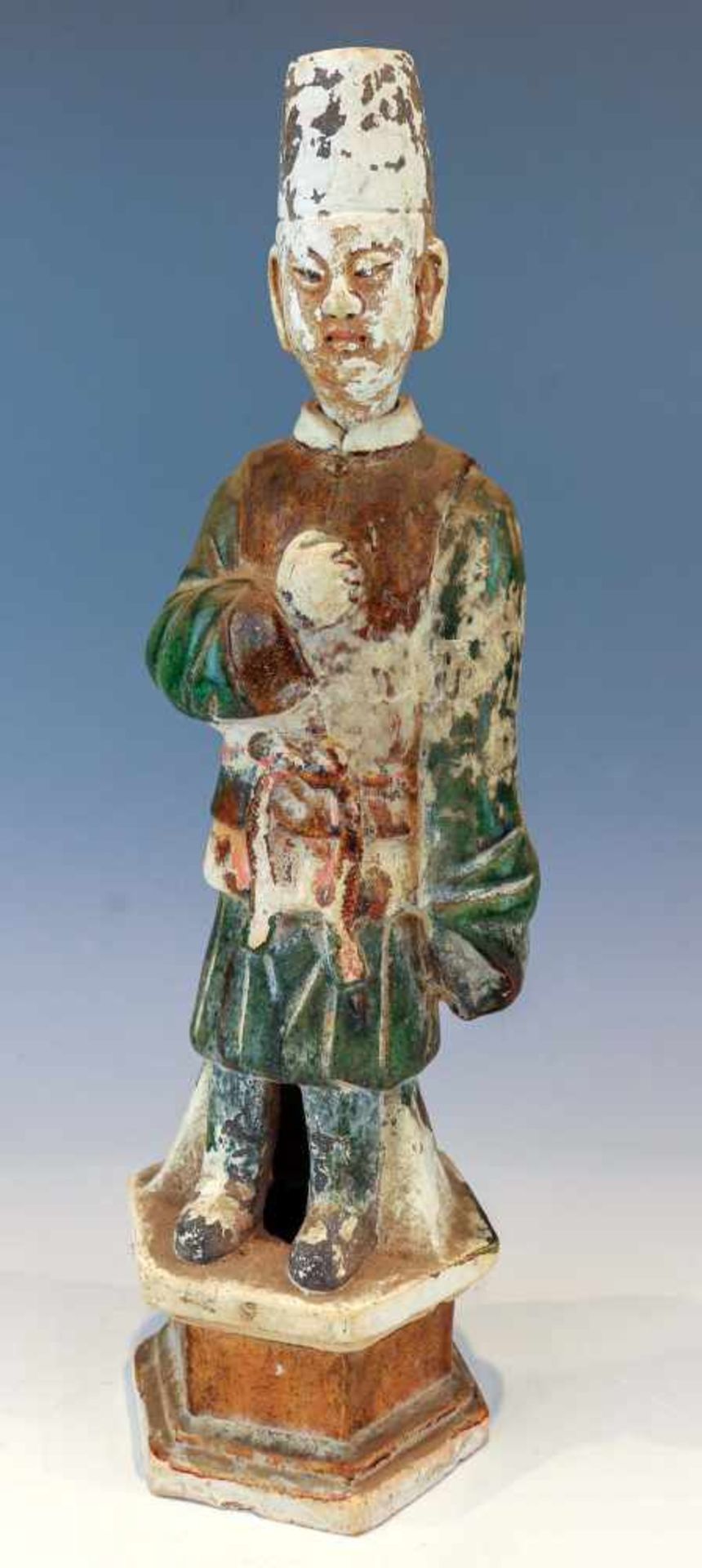 Figur eines stehenden BeamtenChinaHelles Steinzeug. Auberginefarben und grün glasiert, Reste von