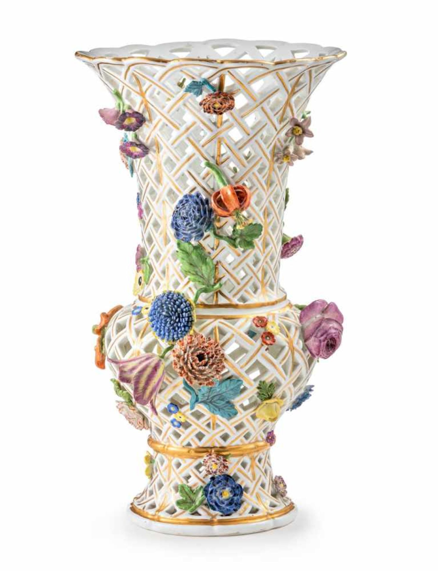 Flötenvase mit BlütenbelegenMeissen, um 1750Vollständig korbartig durchbrochene Wandung, reich mit