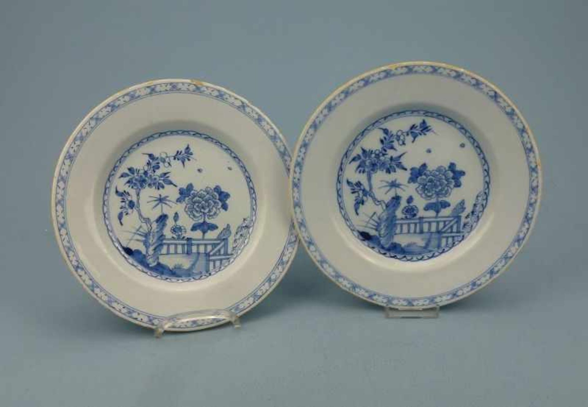 Paar Teller, Delft?, 19.Jh. Fayence, Blaumalerei, Japanischer Garten, Randchips, Dm 23cm