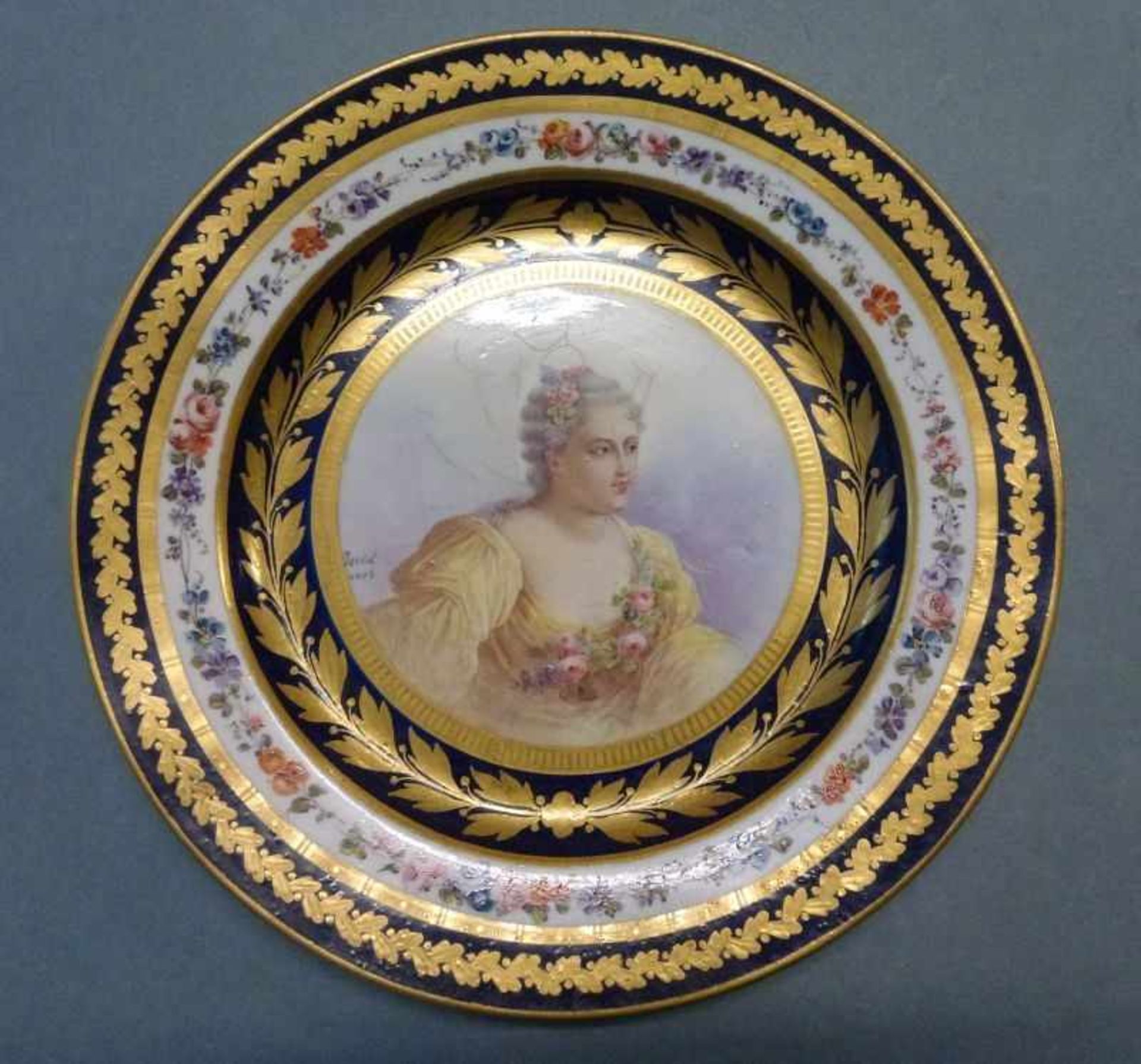 Teller, Sevres, 19.Jh. rund, polychrom u. gold dekoriert, mittig Portrait Marie JeanneDubarry, Fahne