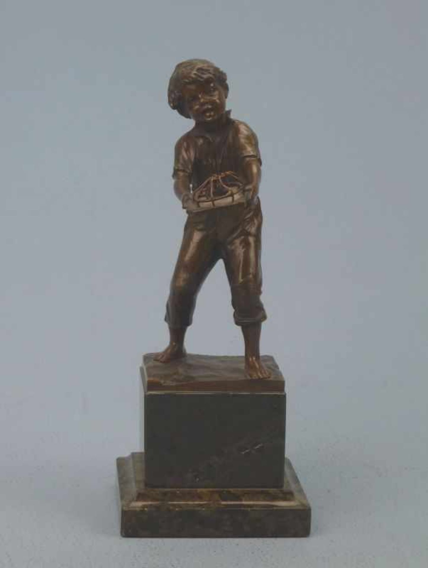 Knabe mit Mausefalle, Karl P. Kowalczewski (1876-1927) Bronze, sign., stehender Junge mitMaus in