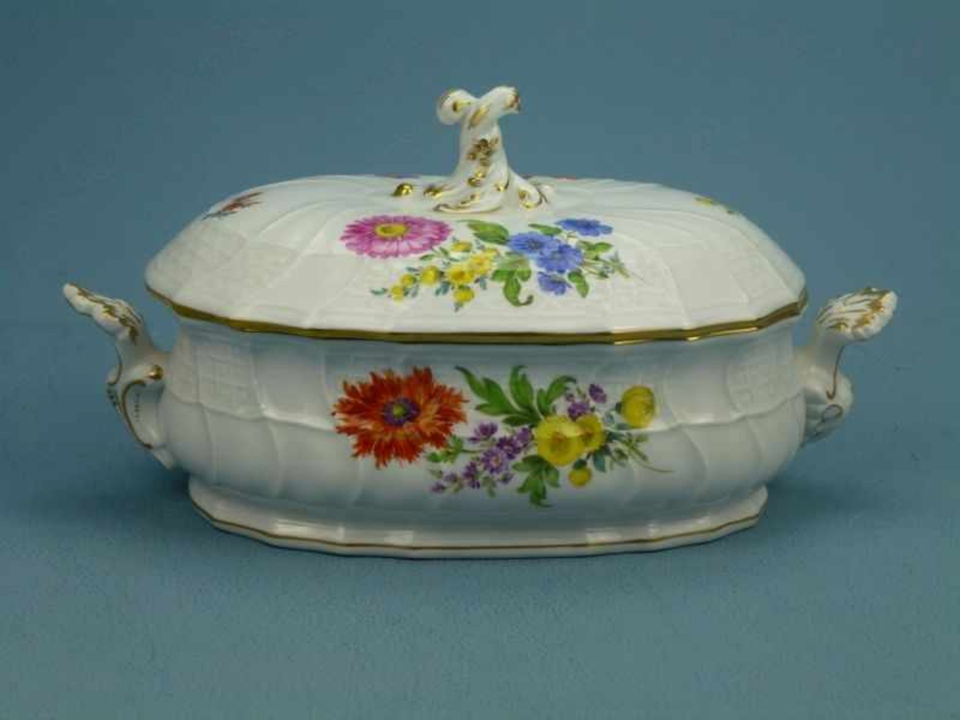 Terrine, Meissen oval, Reliefdekor Neu Brandenstein, polychrome Feldblume, Goldhöhung,Schwerter-Mk., - Image 2 of 2