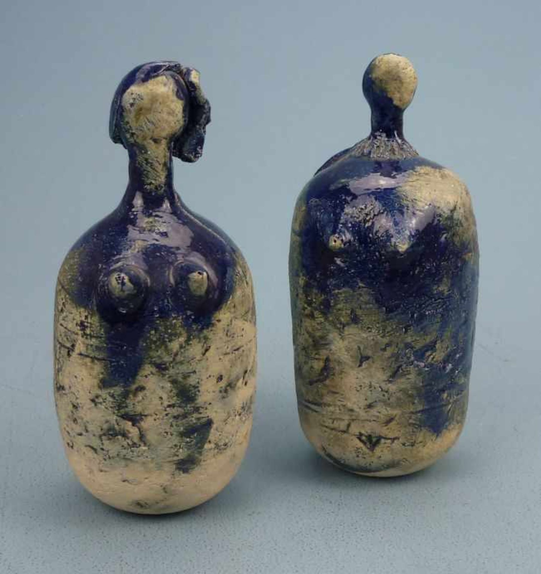 Paar Figuren, 1970er/80er Jahre weißes Steinzeug, tlw. blaue Salzglasur, pfeilförmige Mk.,H 22cm