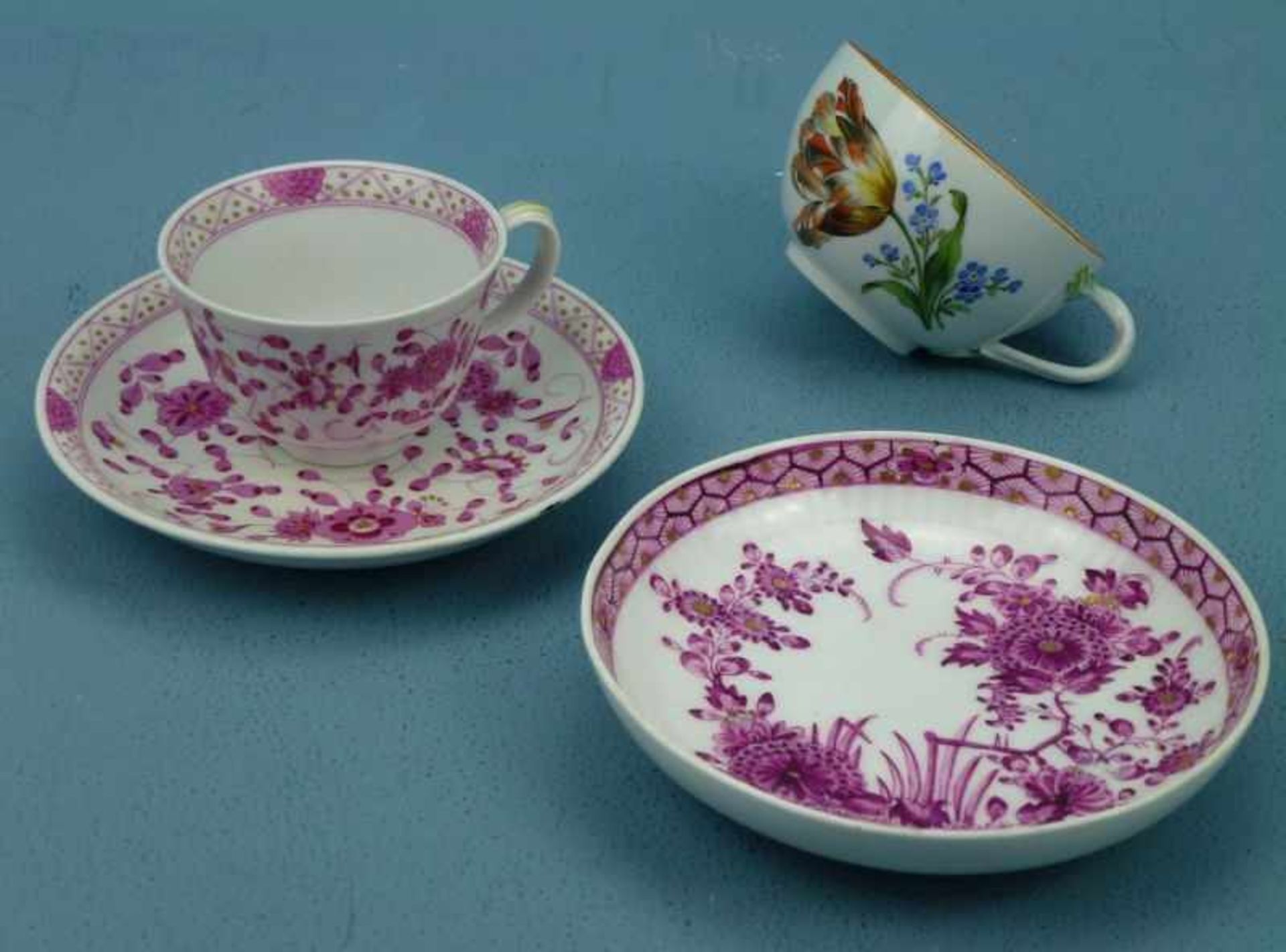 2 Tassen, Meissen, um 1900/1800 indianische Blume bzw. Papageientulpe, beil. UTStrohheckendekor,