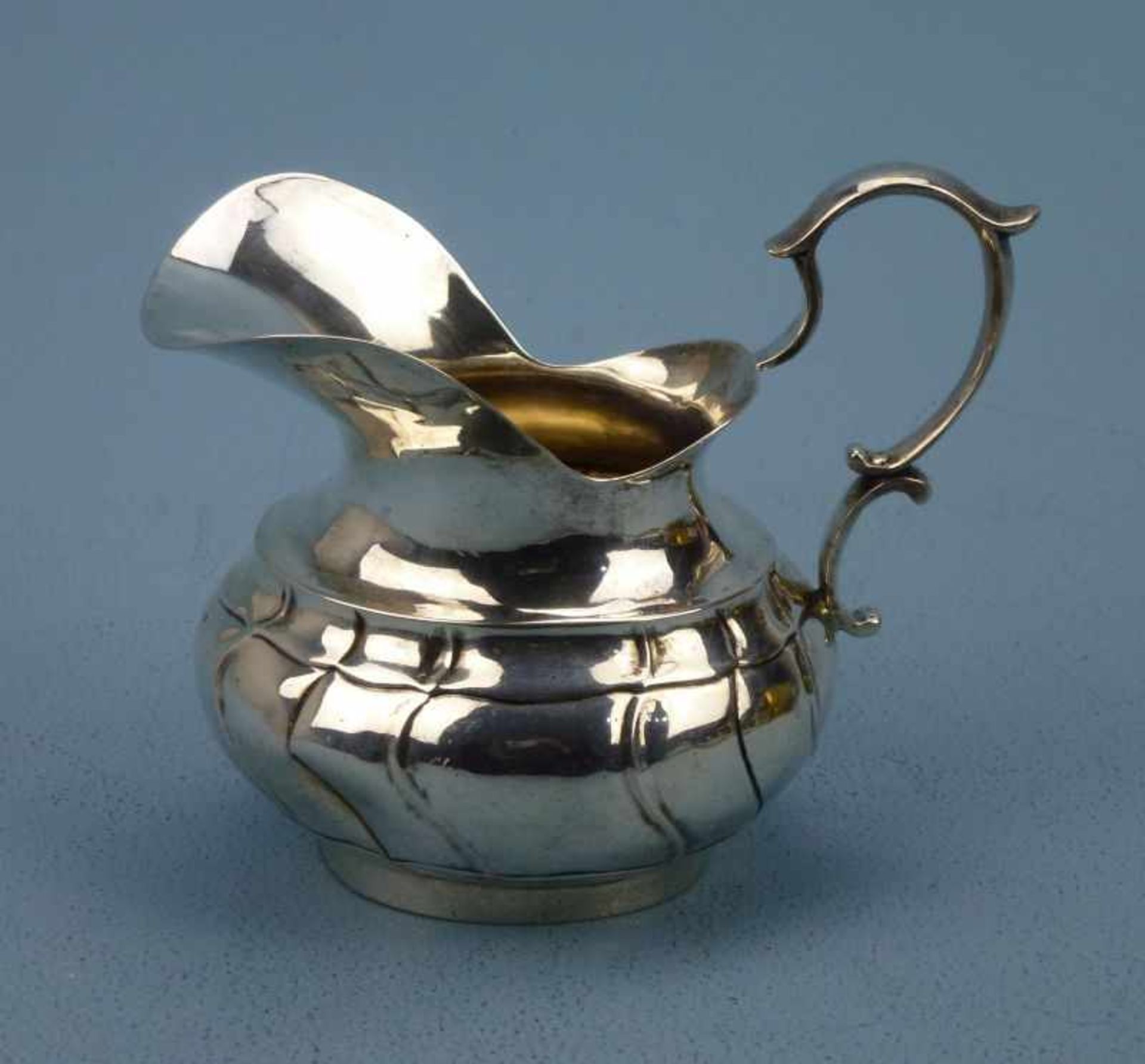 Sahnekännchen, 800er Silber, 19.Jh. oval, geschweift gerippt, breiter Ausguss,C-Schwünge-Henkel, H