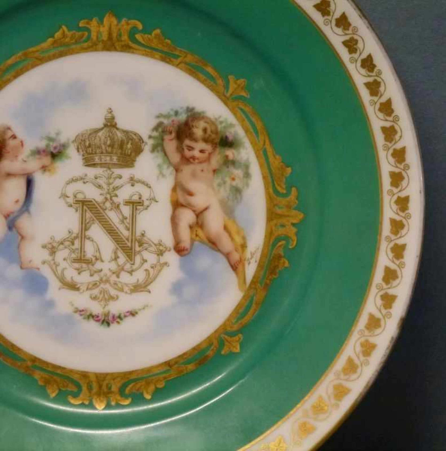 Teller, Frankreich, um 1900 grüner Fond, goldgerahmte Kartusche, bekröntes Napoleonisches"N" von - Image 3 of 4