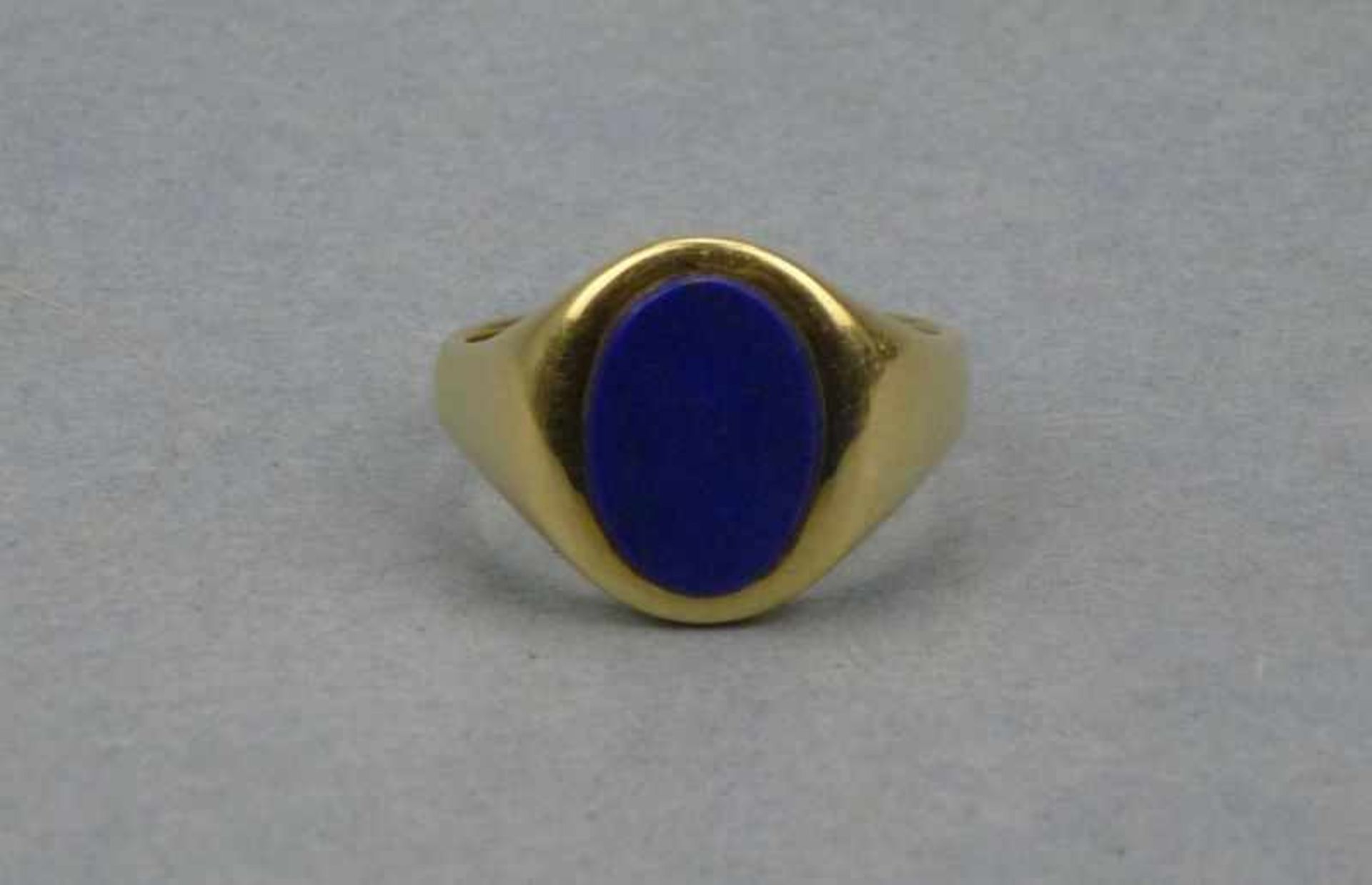 Herrenring, 585er Gelbgold ovaler Lapislazuli in sich verjüngender Schiene, RG 63, 10,45g