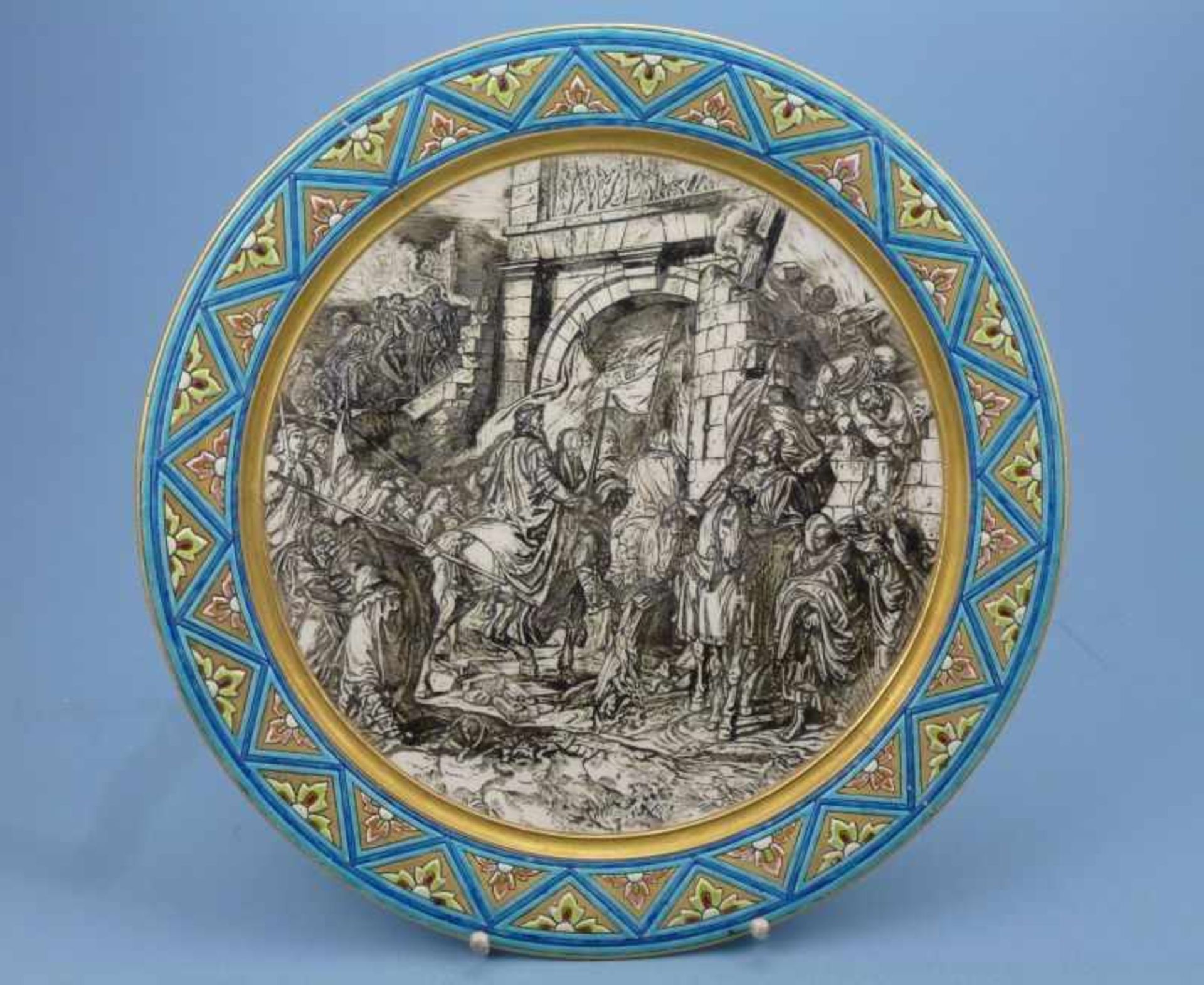 Zierteller, Villeroy & Boch, um 1900 Kampfszene im Relief, Ornamentrand, durchgerissen, Dm41cm