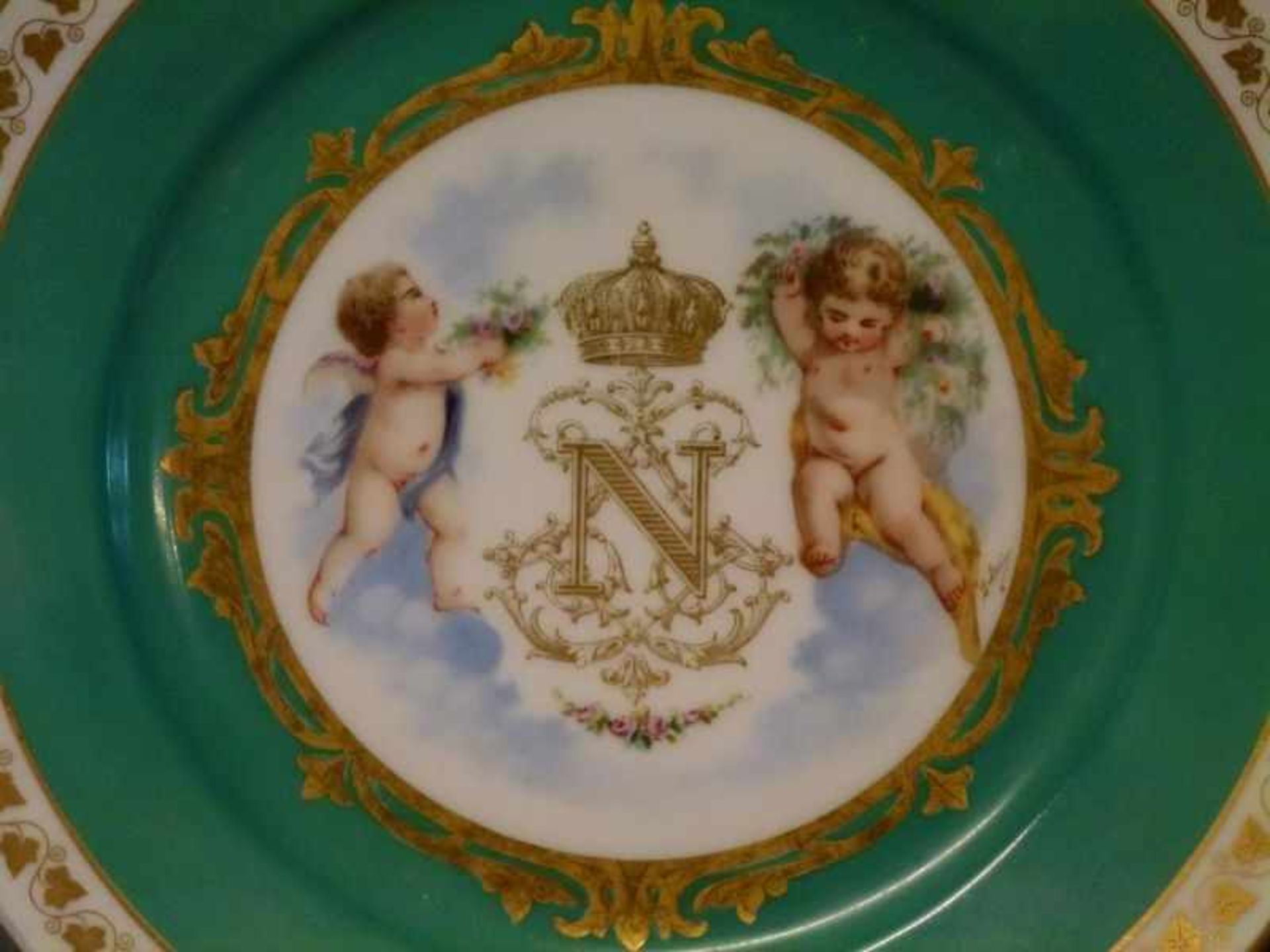 Teller, Frankreich, um 1900 grüner Fond, goldgerahmte Kartusche, bekröntes Napoleonisches"N" von - Image 2 of 4