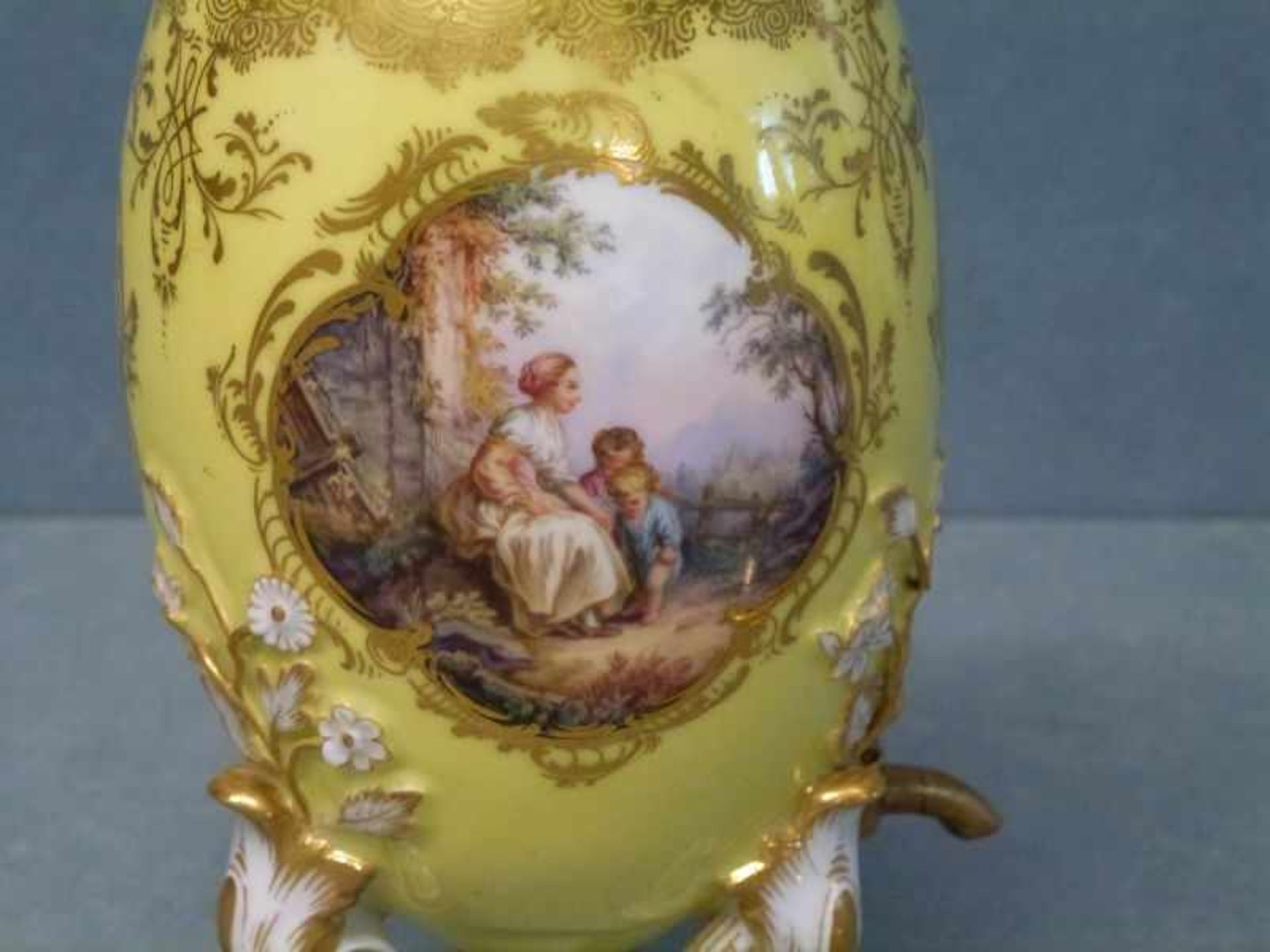 Liqueur-Ei, Meissen, 19.Jh. ovoid, auf 3 volutierten Füßen, reliefierte Blütenranken, 3Kartuschen m. - Bild 5 aus 6